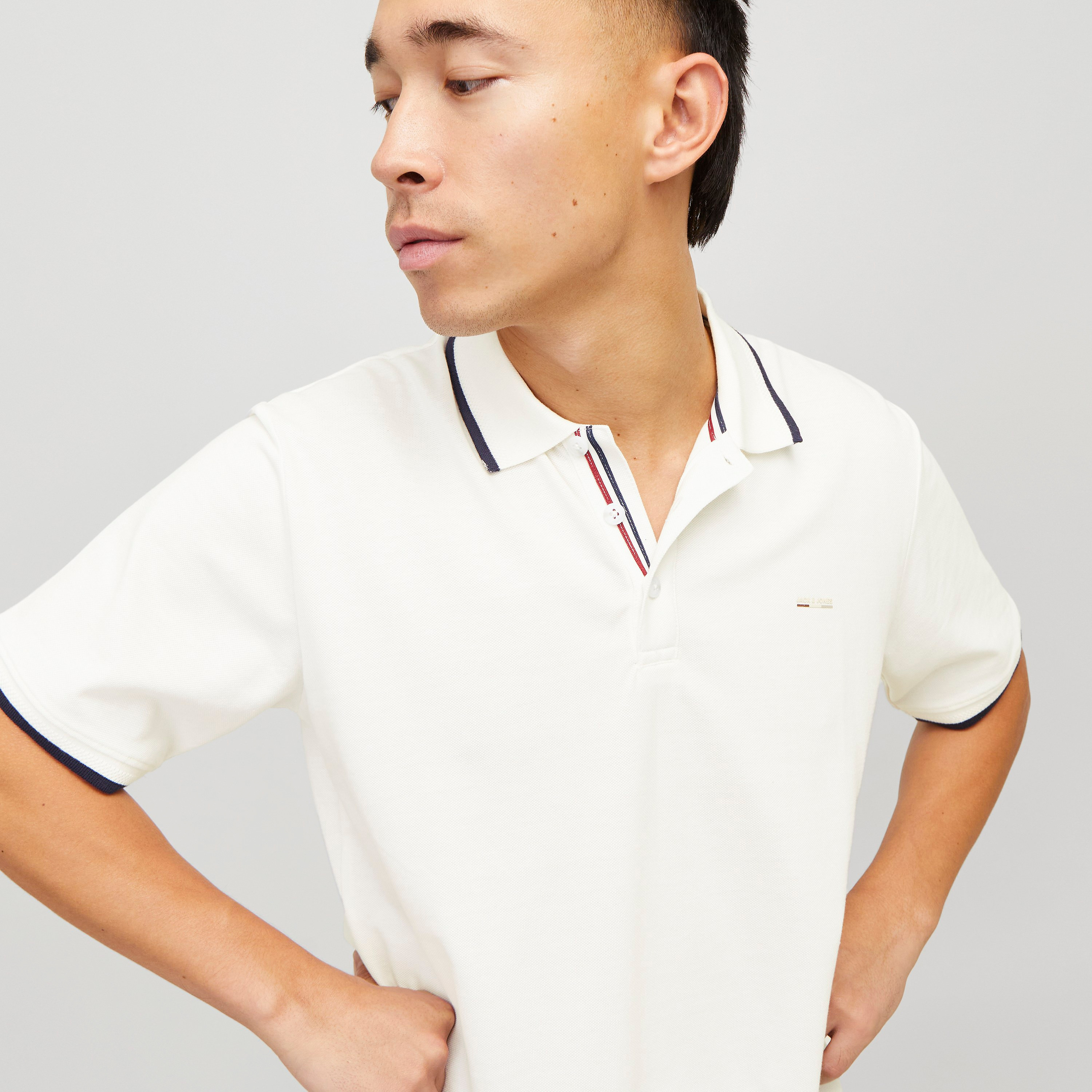 قميص بولو رجالي بأكمام قصيرة وياقة وشعار من جاك اند جونز-men-clothing-tshirtsandpolos-polos-image-15