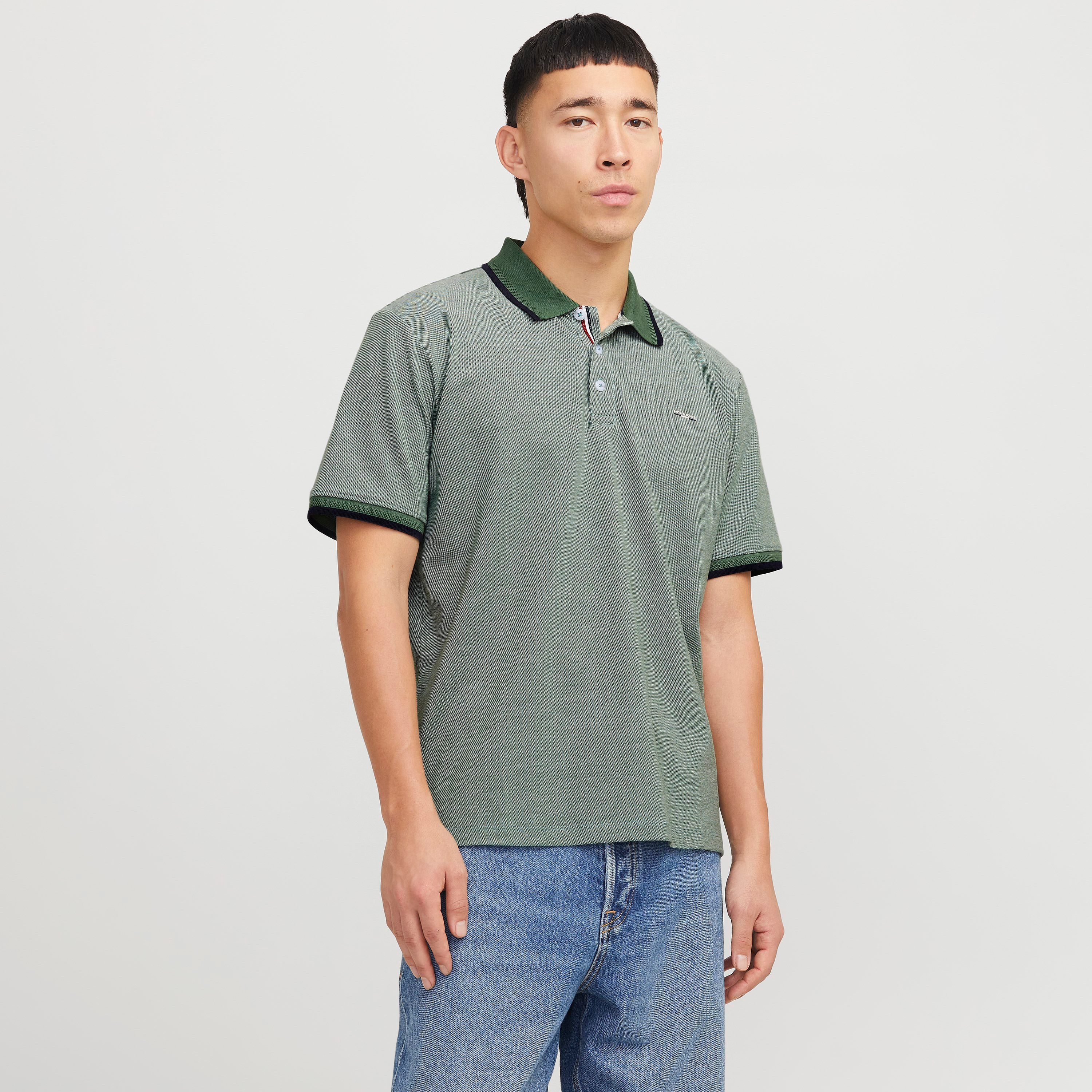 قميص بولو رجالي بأكمام قصيرة وياقة وشعار من جاك اند جونز-men-clothing-tshirtsandpolos-polos-image-1