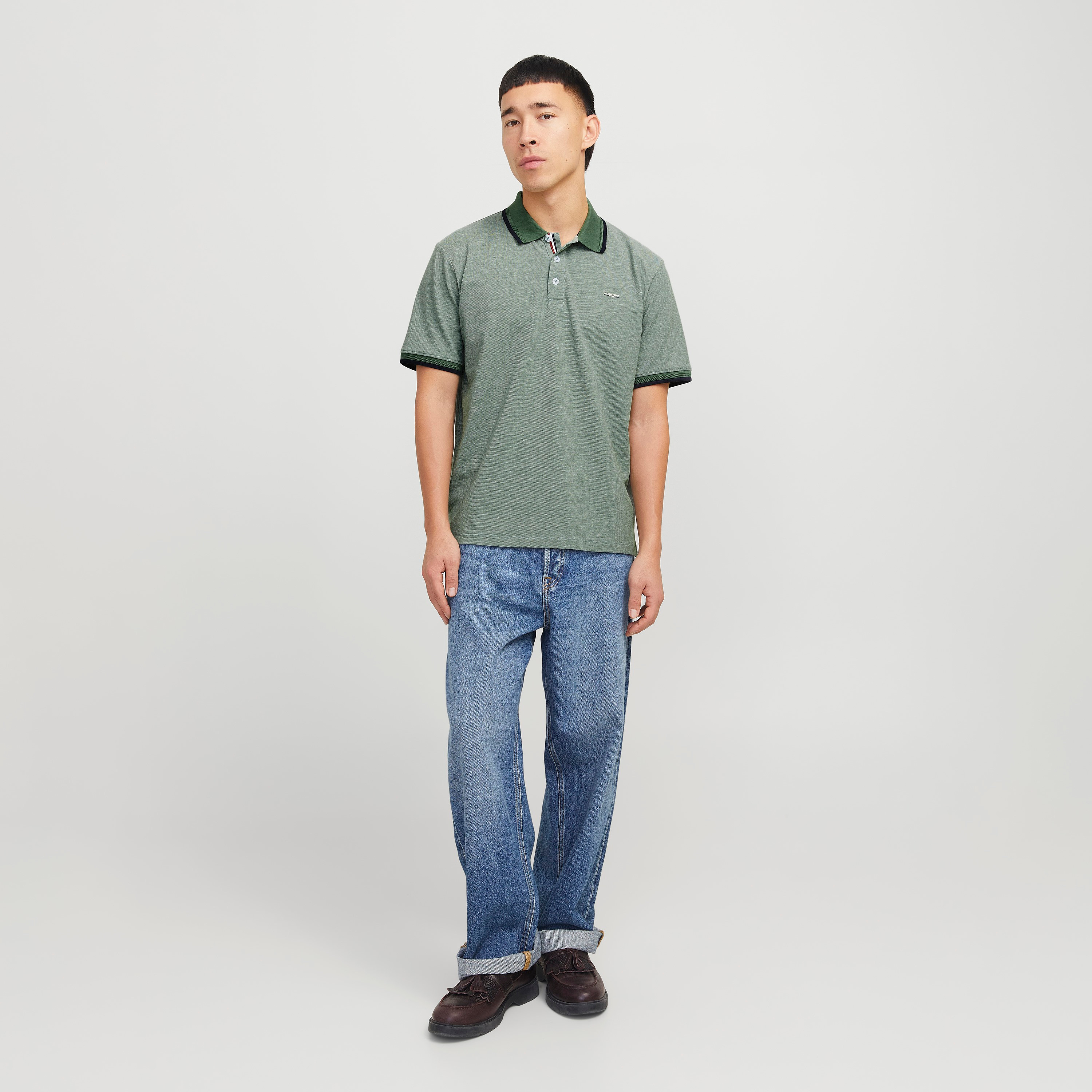قميص بولو رجالي بأكمام قصيرة وياقة وشعار من جاك اند جونز-men-clothing-tshirtsandpolos-polos-image-2