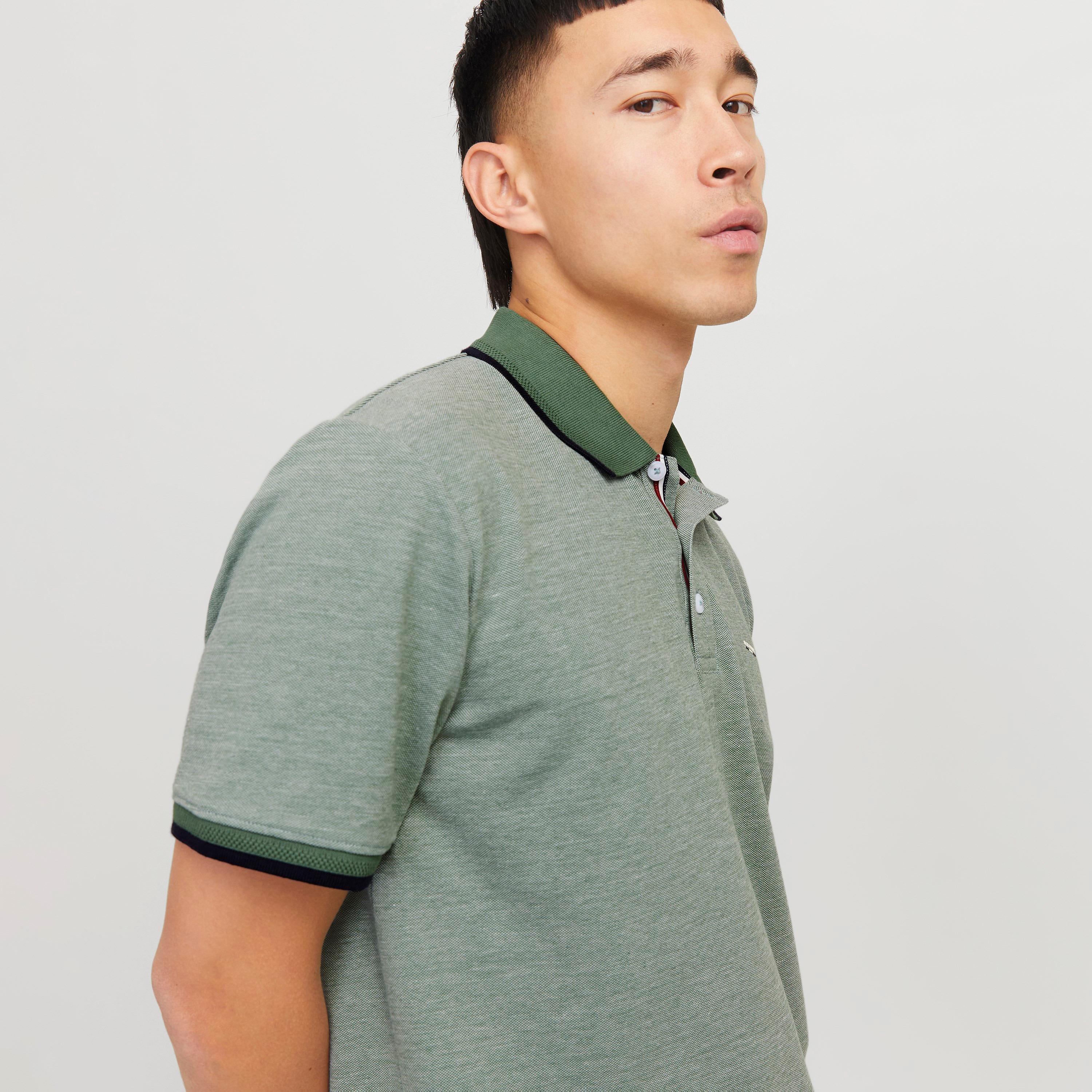 قميص بولو رجالي بأكمام قصيرة وياقة وشعار من جاك اند جونز-men-clothing-tshirtsandpolos-polos-image-3