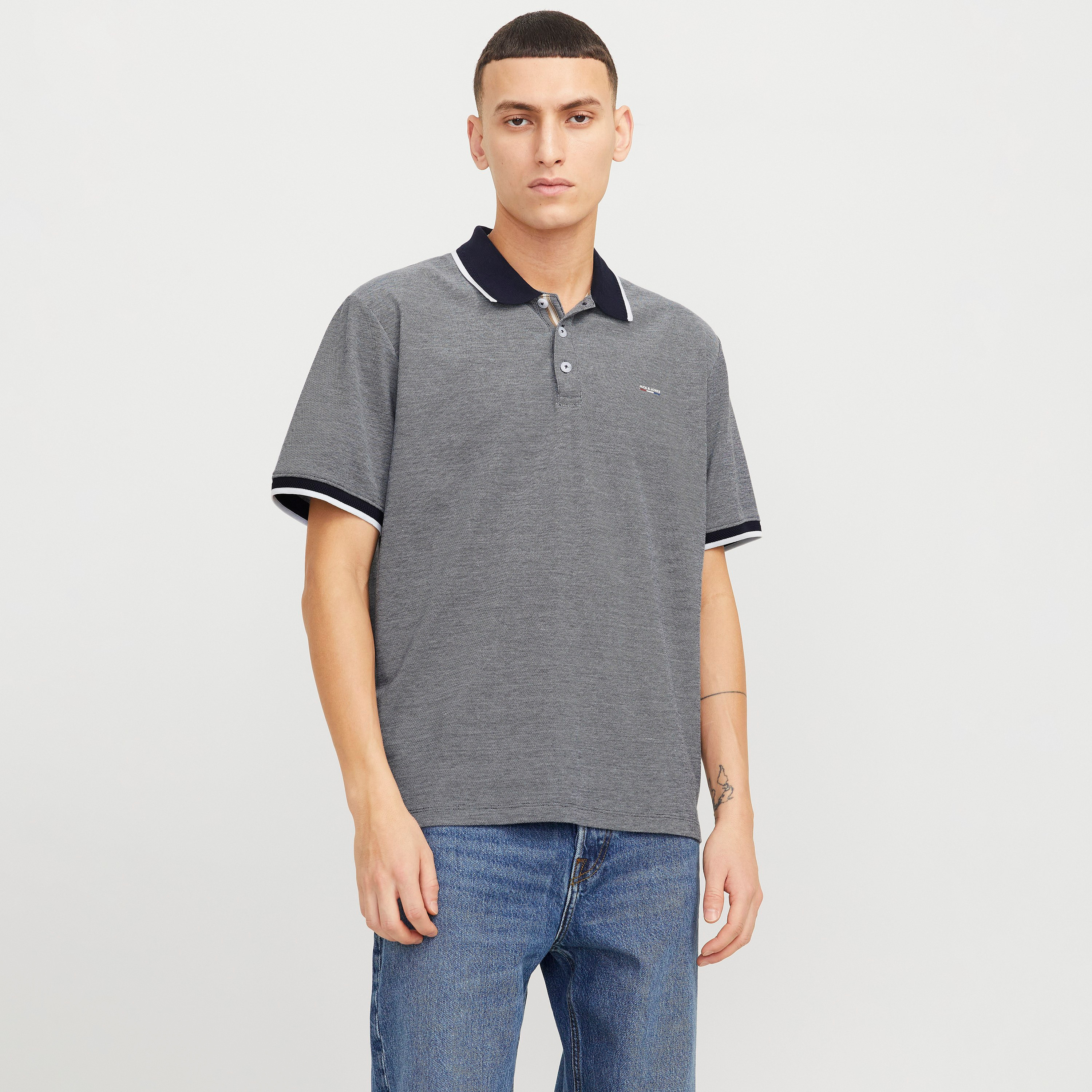 قميص بولو رجالي بأكمام قصيرة وياقة وشعار من جاك اند جونز-men-clothing-tshirtsandpolos-polos-image-8