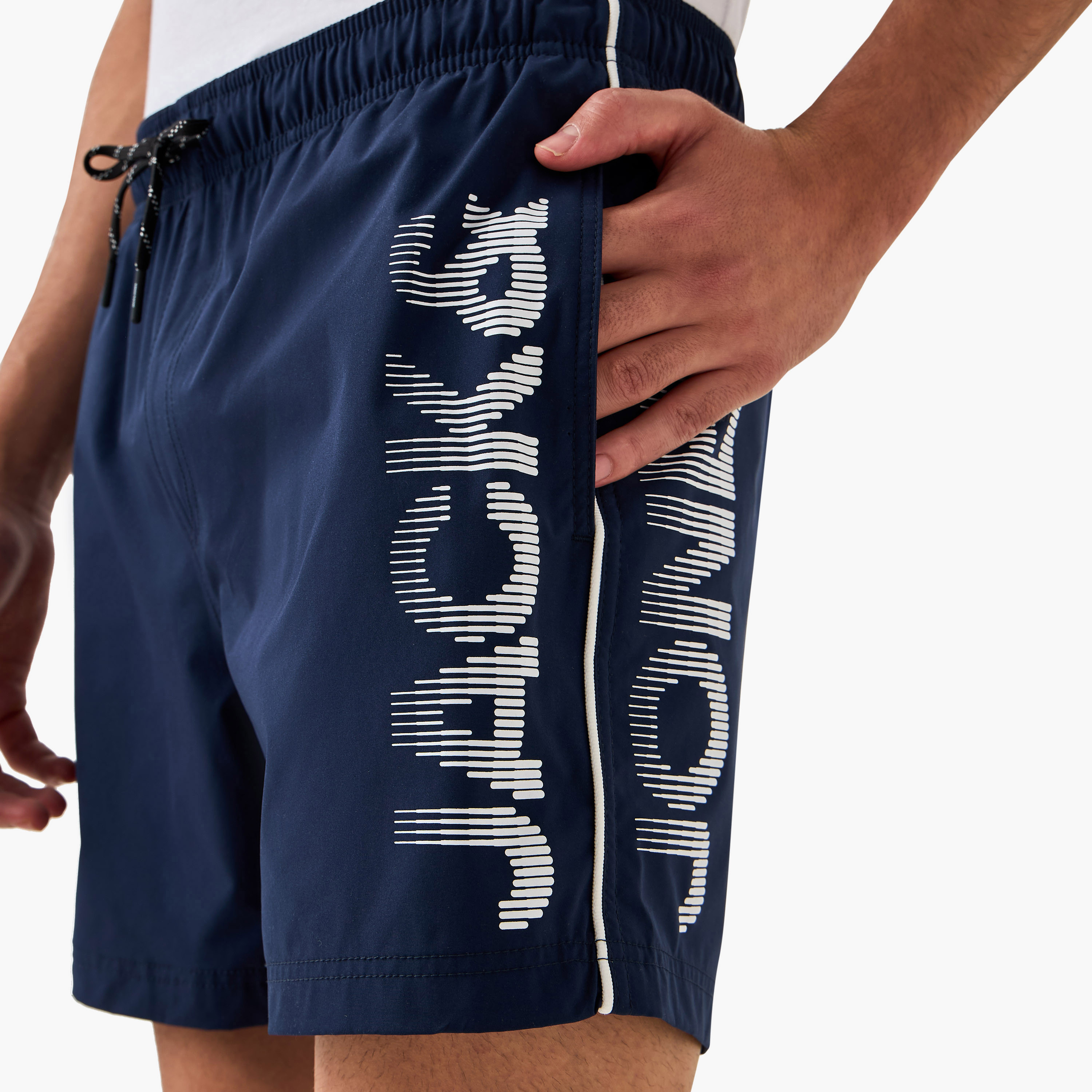 شورت سباحة رجالي متوسط الارتفاع مطبوع من جاك & جونز-men-clothing-swimandbeach-shorts-image-4