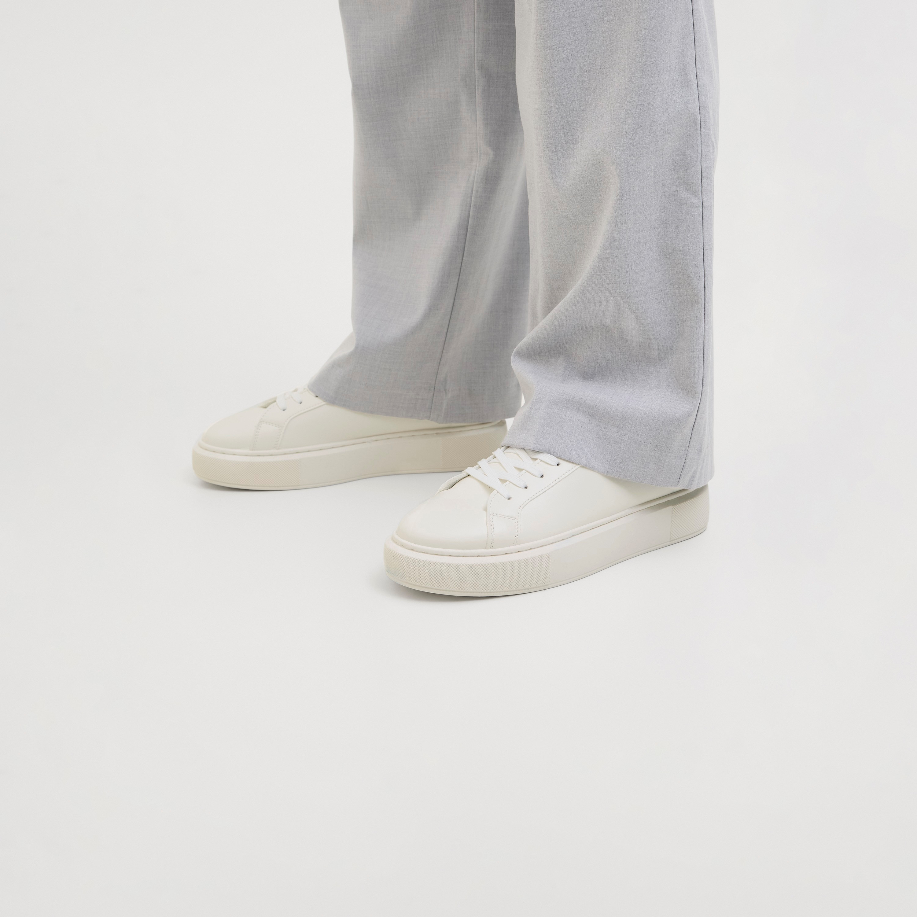 حذاء رياضي برباط للرجال منخفض الرقبة من جاك اند جونز | 12275135-men-shoes-sneakers-image-14