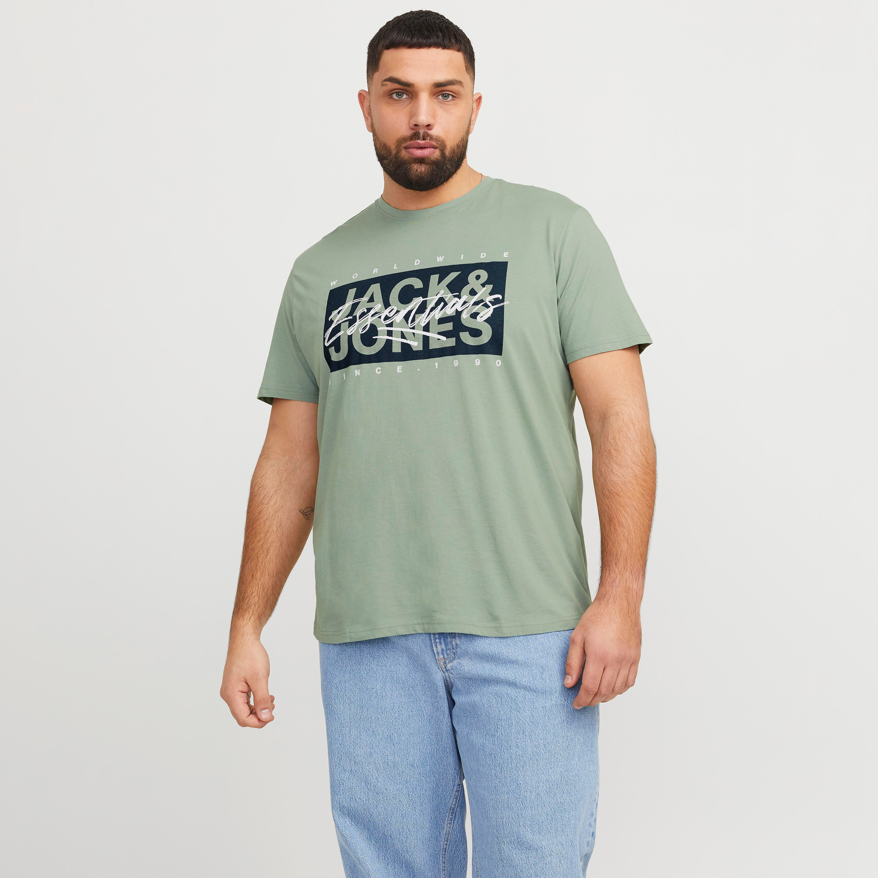 تي شيرت رجالي بأكمام قصيرة ورقبة دائرية وشعار من جاك اند جونز، مقاس كبير-men-clothing-tshirtsandpolos-tshirts-image-1