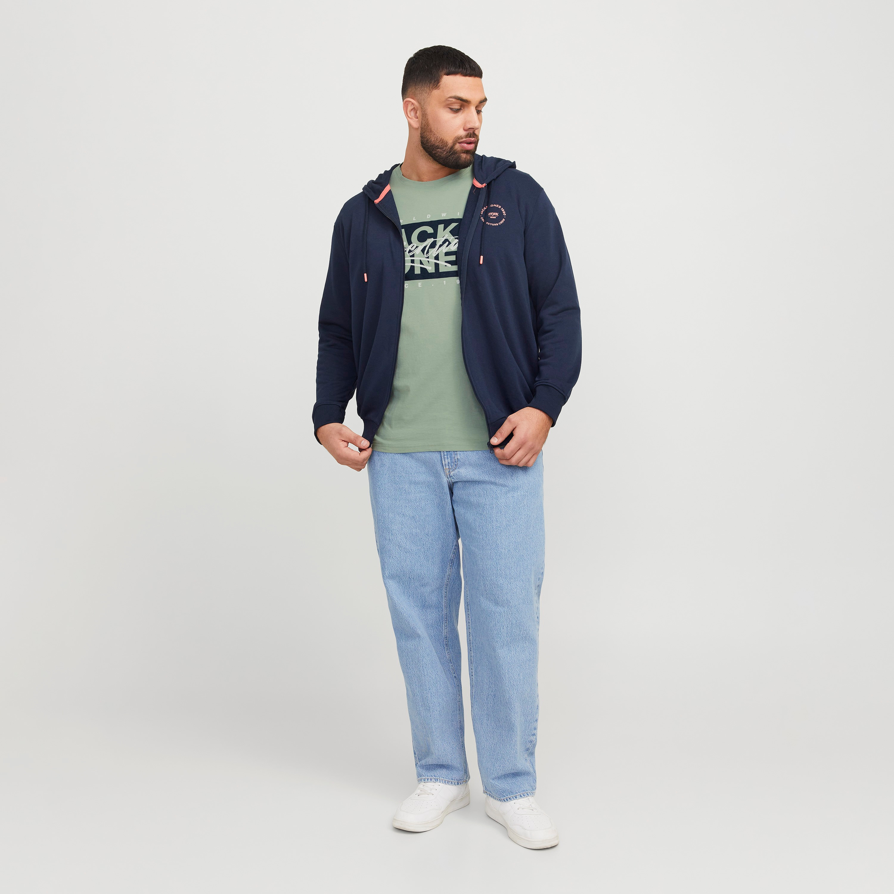 تي شيرت رجالي بأكمام قصيرة ورقبة دائرية وشعار من جاك اند جونز، مقاس كبير-men-clothing-tshirtsandpolos-tshirts-image-2