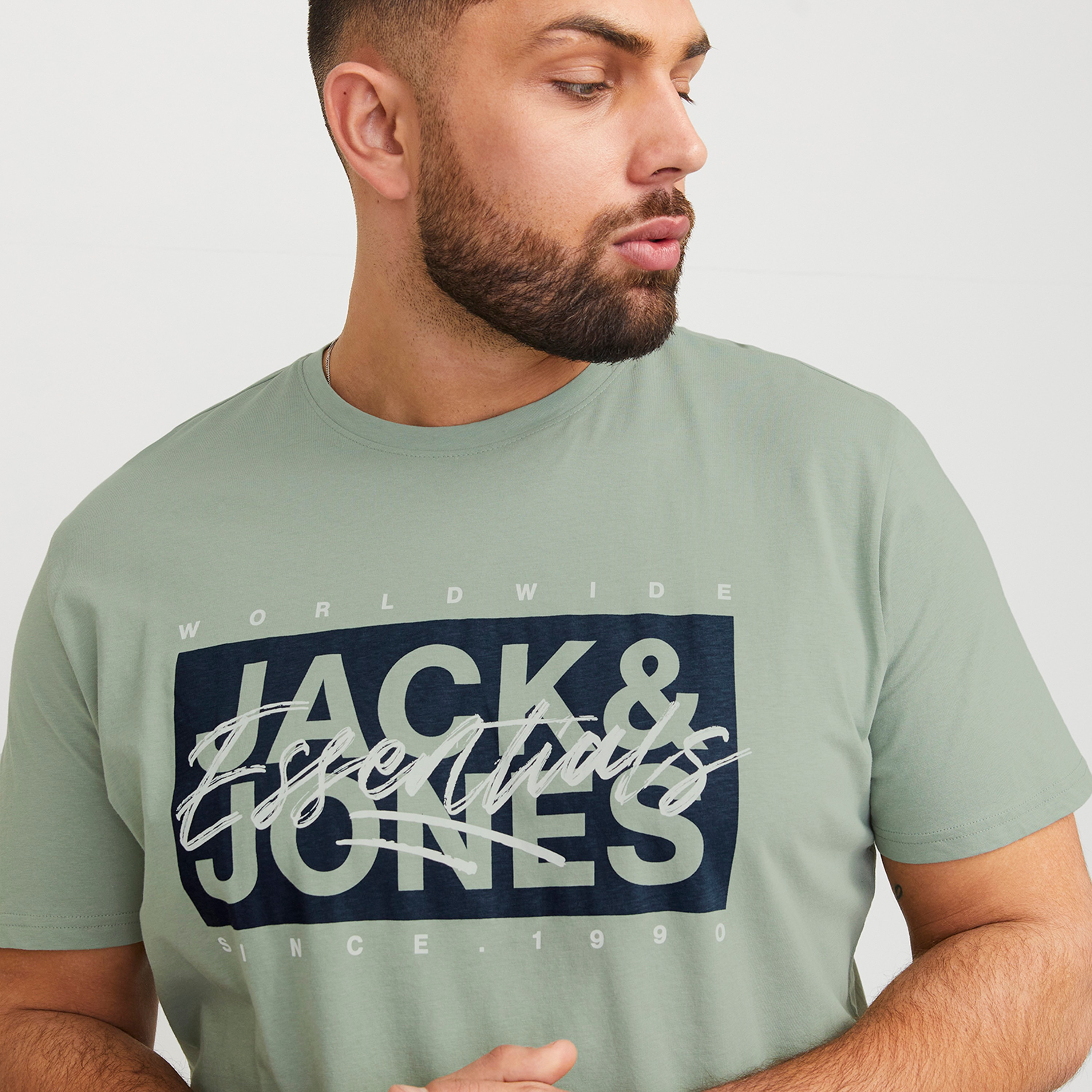 تي شيرت رجالي بأكمام قصيرة ورقبة دائرية وشعار من جاك اند جونز، مقاس كبير-men-clothing-tshirtsandpolos-tshirts-image-3