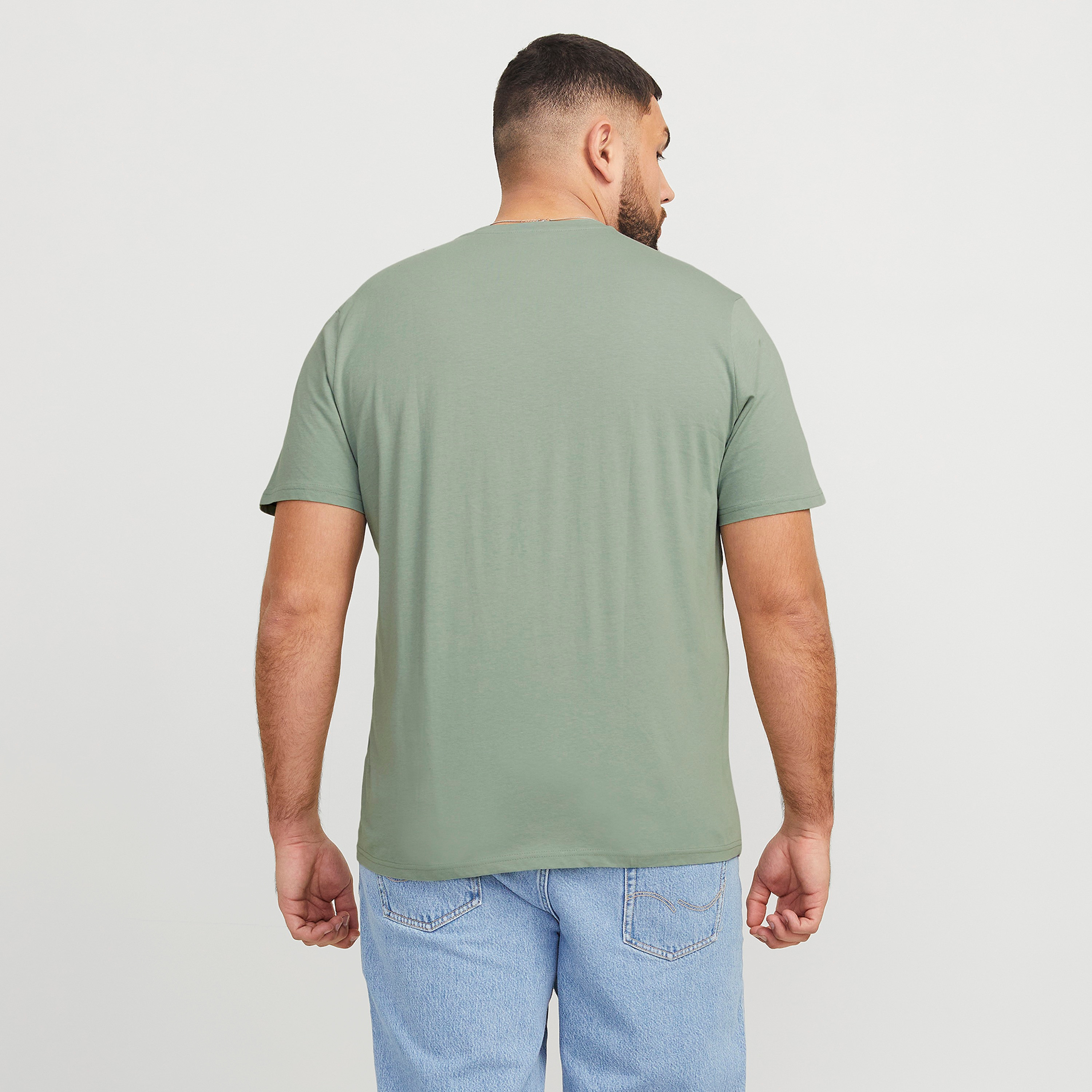 تي شيرت رجالي بأكمام قصيرة ورقبة دائرية وشعار من جاك اند جونز، مقاس كبير-men-clothing-tshirtsandpolos-tshirts-image-4