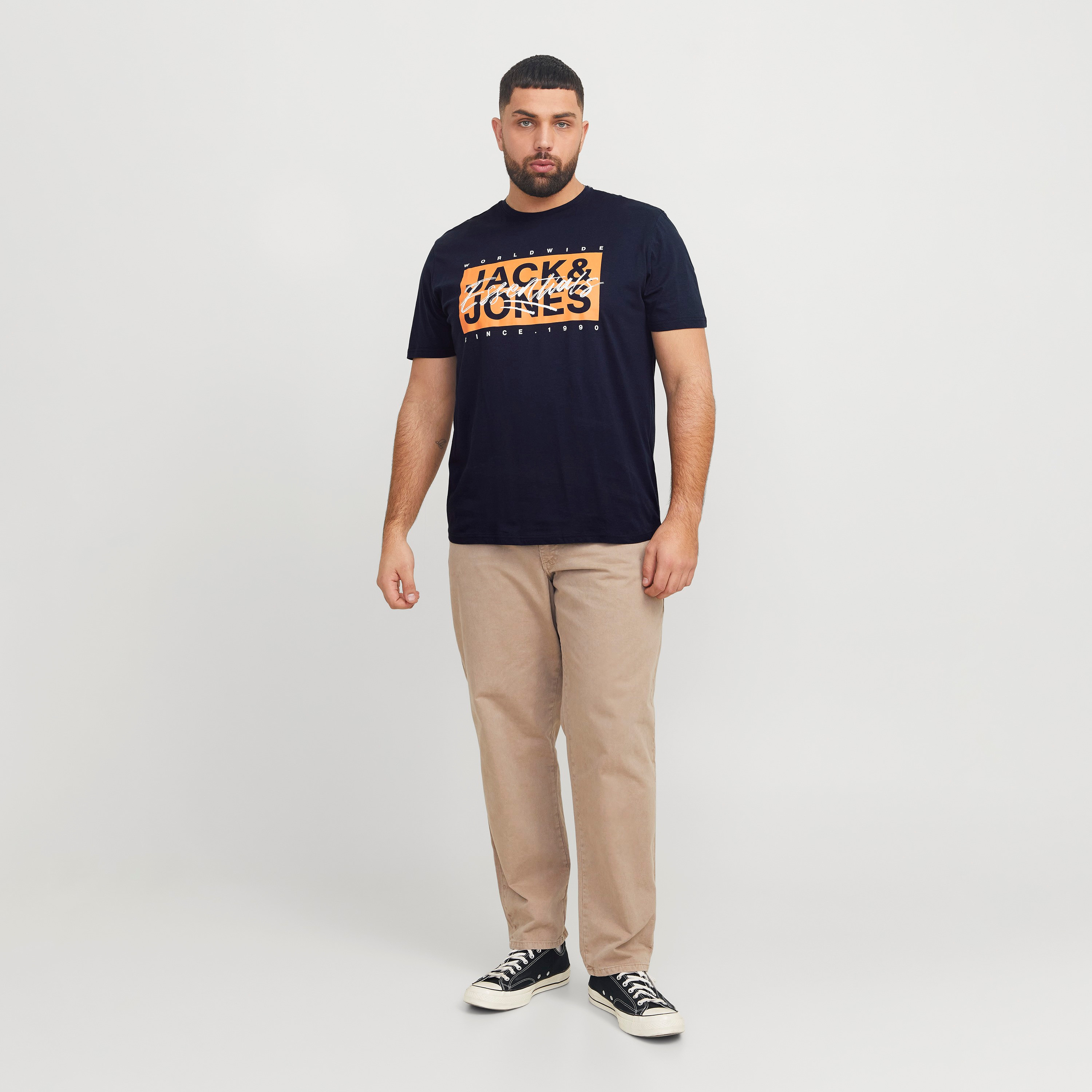 تي شيرت رجالي بأكمام قصيرة ورقبة دائرية وشعار من جاك اند جونز، مقاس كبير-men-clothing-tshirtsandpolos-tshirts-image-9