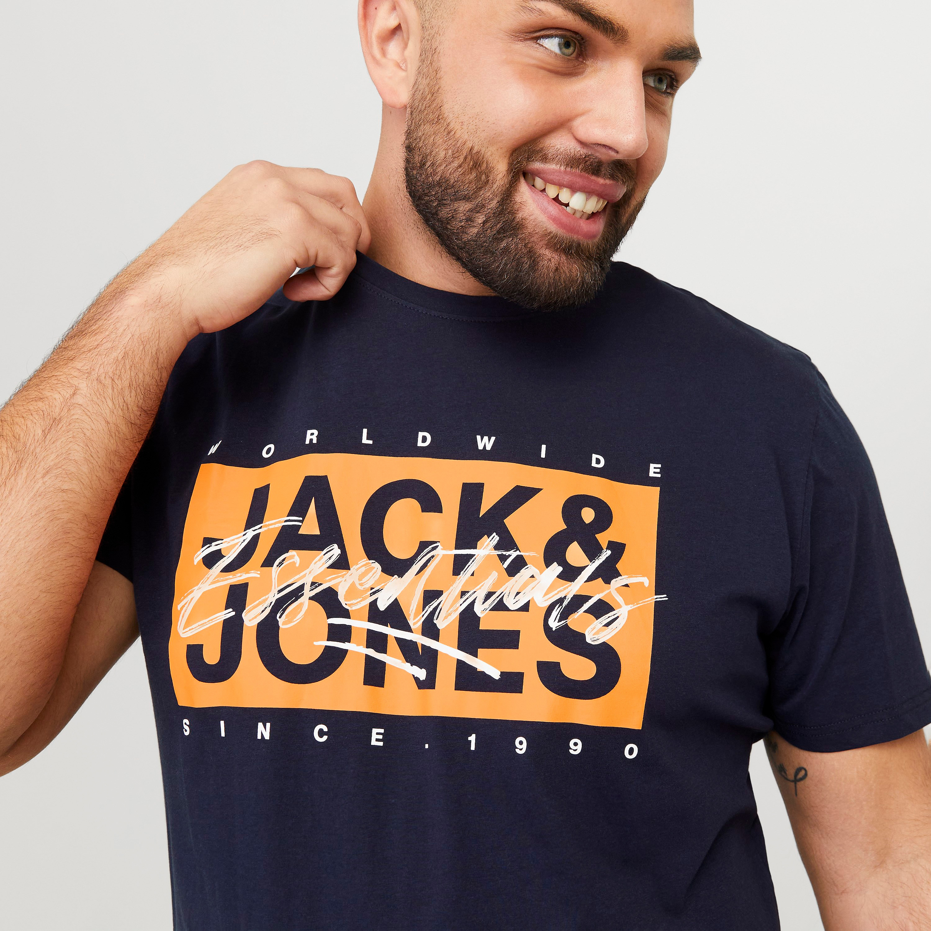 تي شيرت رجالي بأكمام قصيرة ورقبة دائرية وشعار من جاك اند جونز، مقاس كبير-men-clothing-tshirtsandpolos-tshirts-image-10