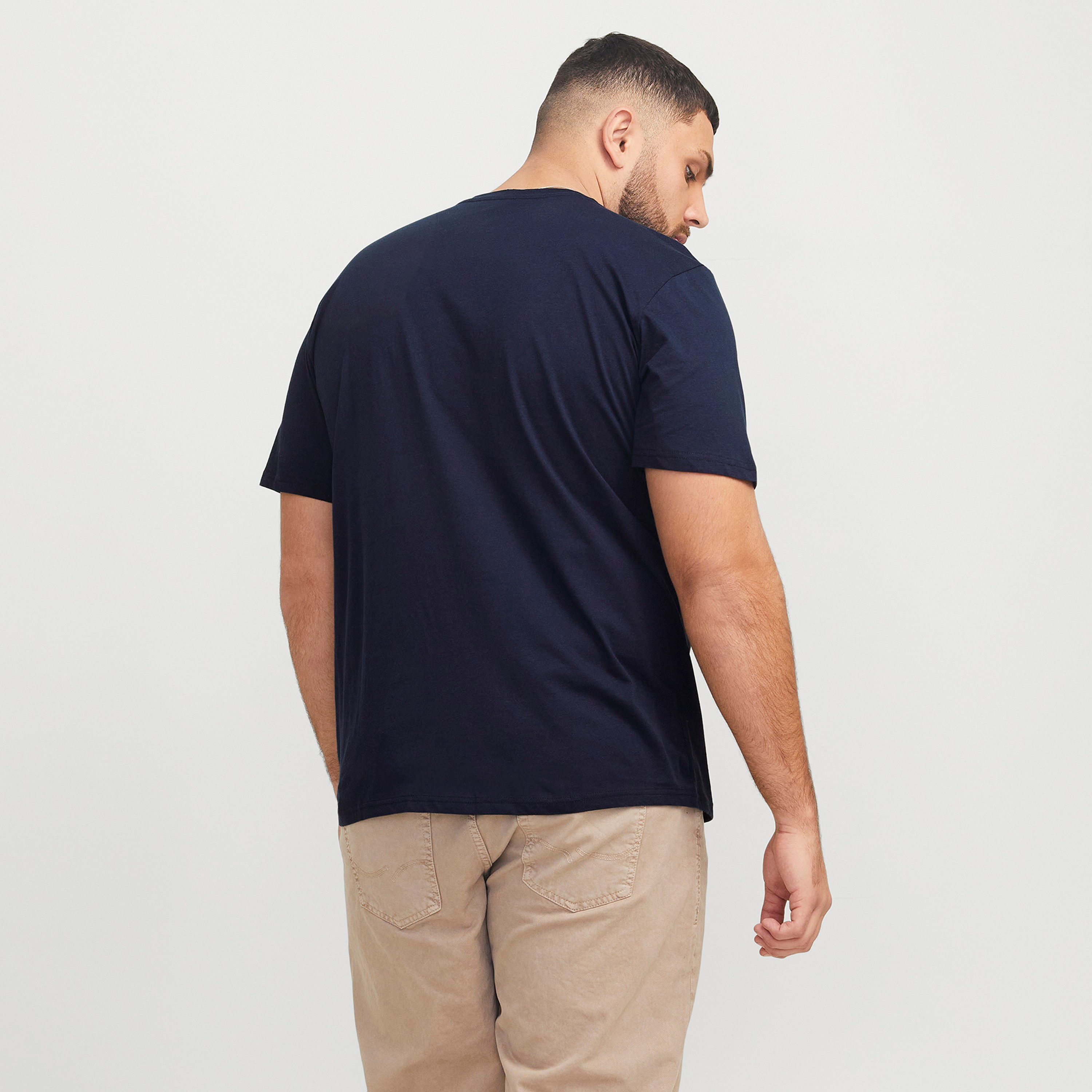 تي شيرت رجالي بأكمام قصيرة ورقبة دائرية وشعار من جاك اند جونز، مقاس كبير-men-clothing-tshirtsandpolos-tshirts-image-11