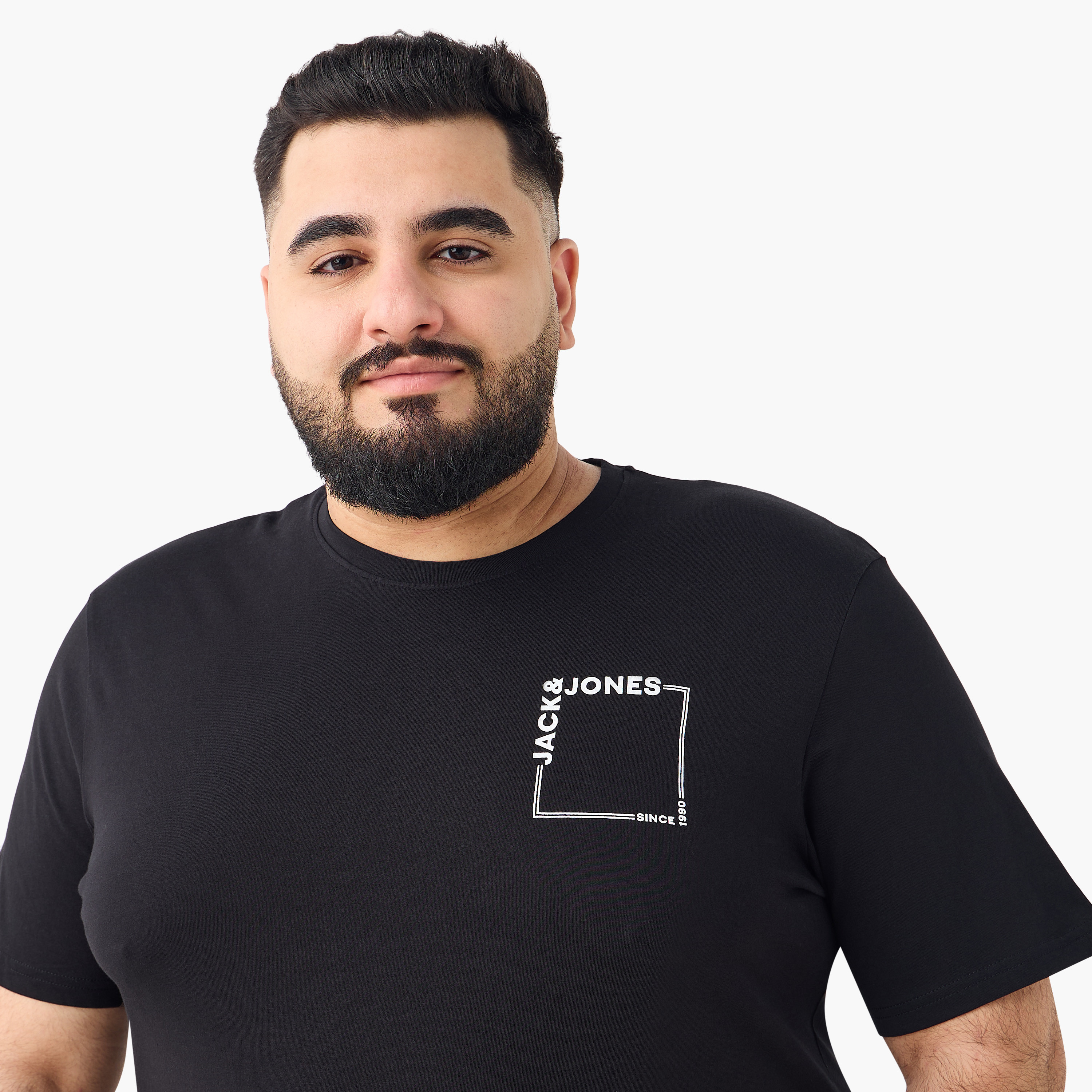 تي شيرت رجالي بأكمام قصيرة ورقبة دائرية وشعار من جاك اند جونز، مقاس كبير-men-clothing-tshirtsandpolos-tshirts-image-4