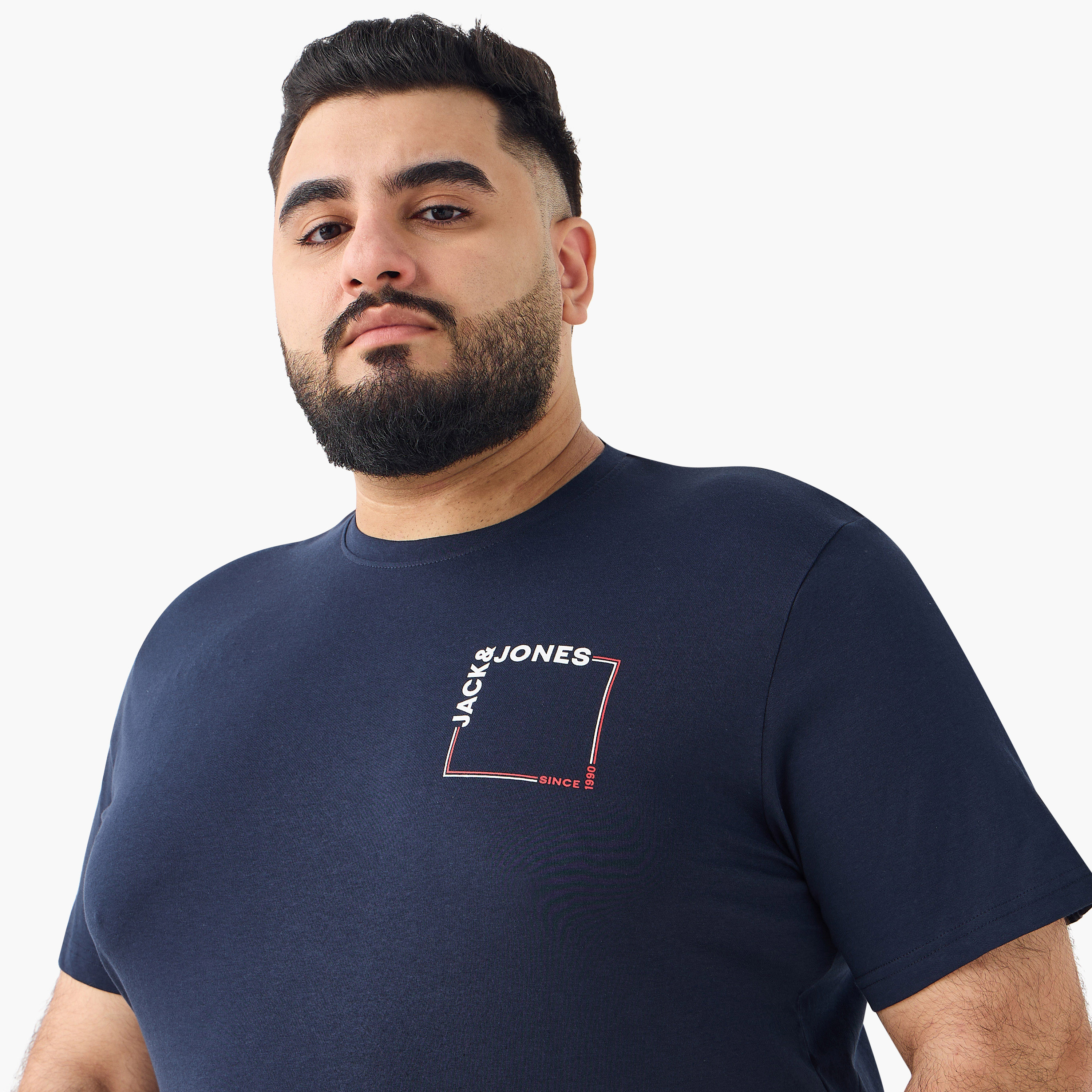 تي شيرت رجالي بأكمام قصيرة ورقبة دائرية وشعار من جاك اند جونز، مقاس كبير-men-clothing-tshirtsandpolos-tshirts-image-9