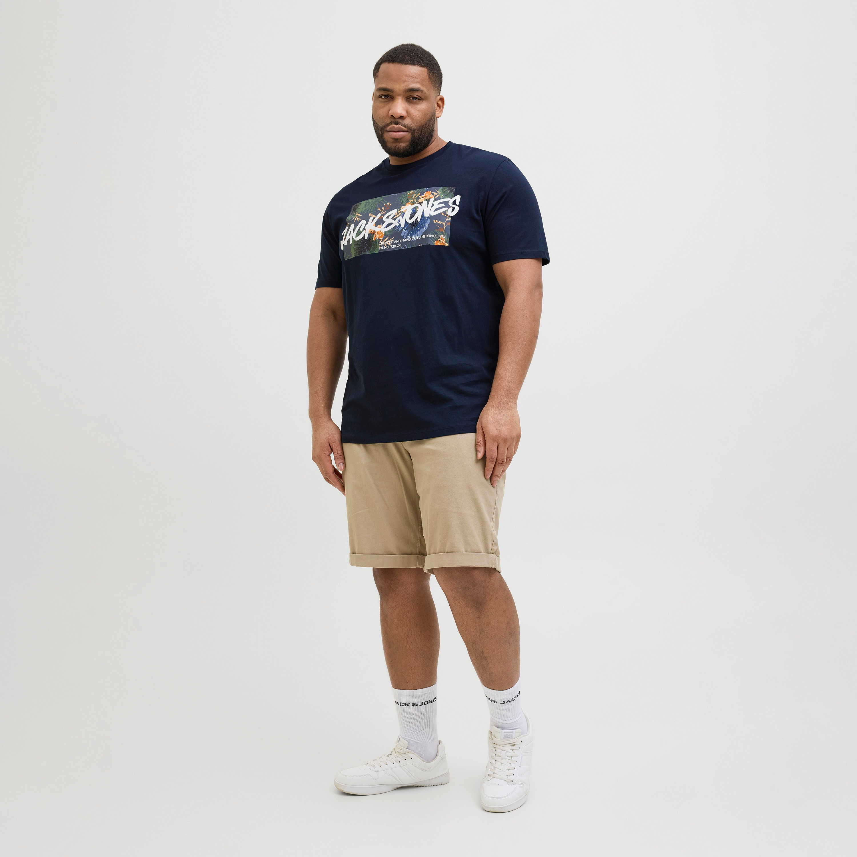 جاك آند جونز برقبة طويلة بأكمام قصيرة وتيشيرت رجالي برقبة طويلة الحجم-men-clothing-tshirtsandpolos-tshirts-image-2