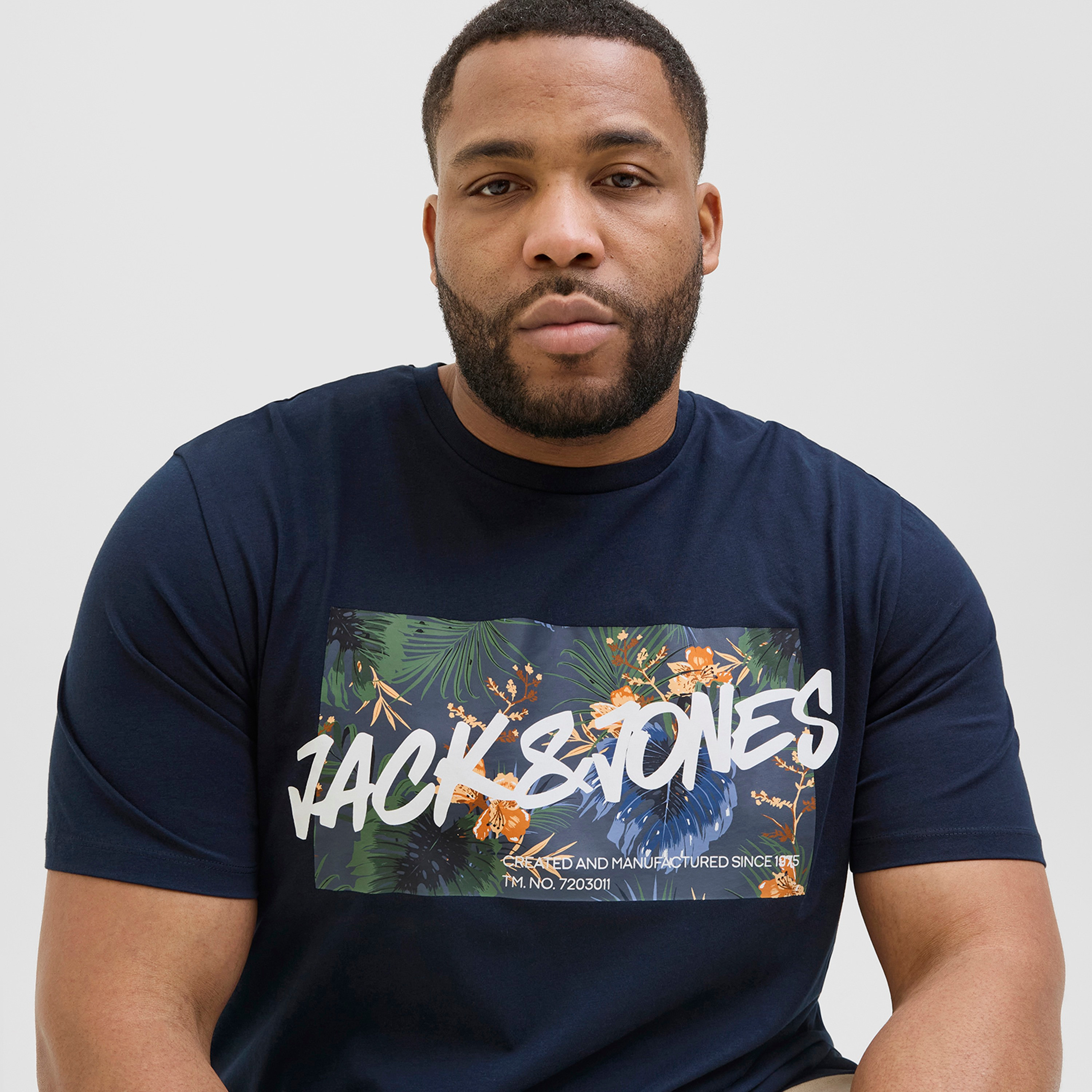 جاك آند جونز برقبة طويلة بأكمام قصيرة وتيشيرت رجالي برقبة طويلة الحجم-men-clothing-tshirtsandpolos-tshirts-image-3