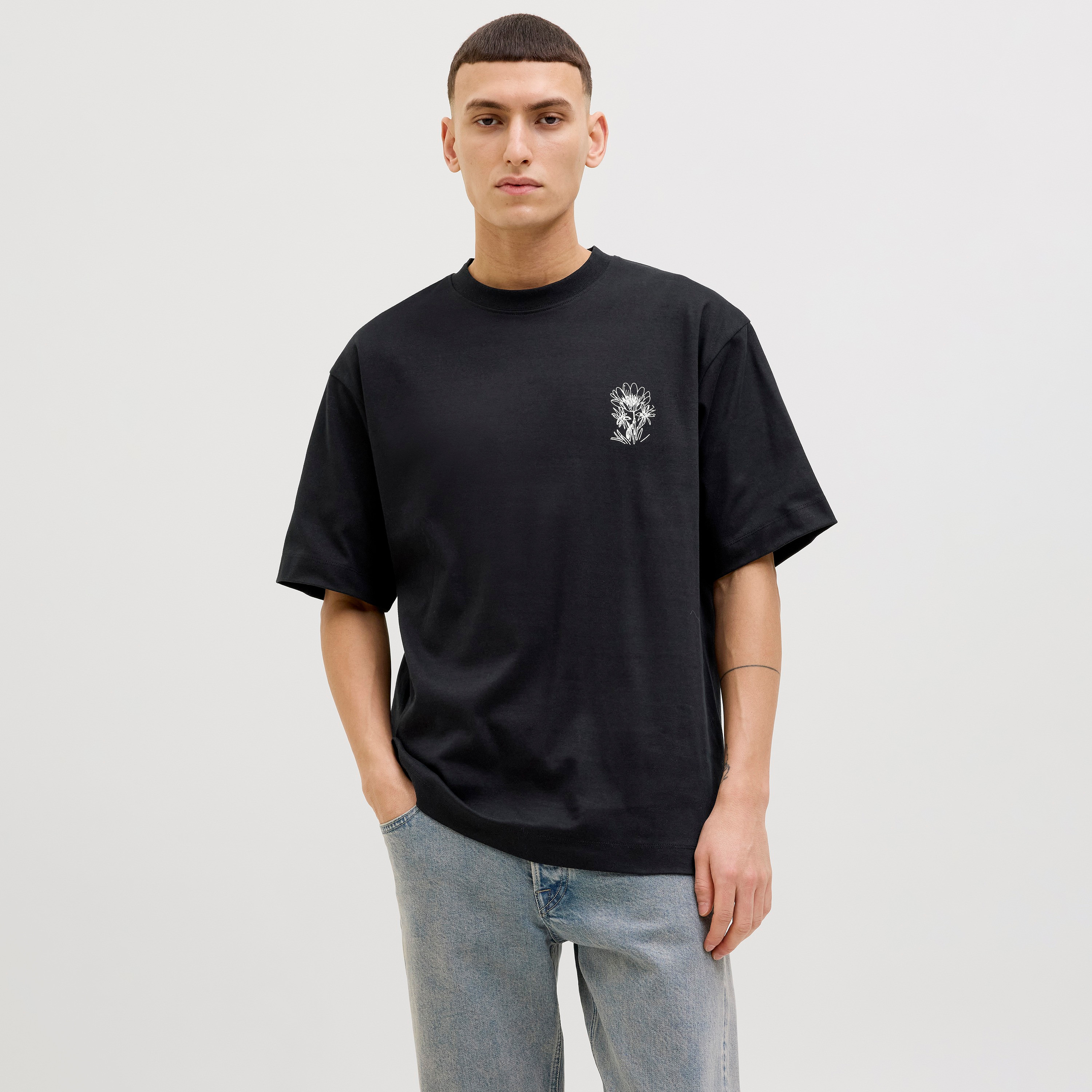 تي شيرت رجالي مطبوع بياقة دائرية وأكمام قصيرة من جاك اند جونز-men-clothing-tshirtsandpolos-tshirts-image-1