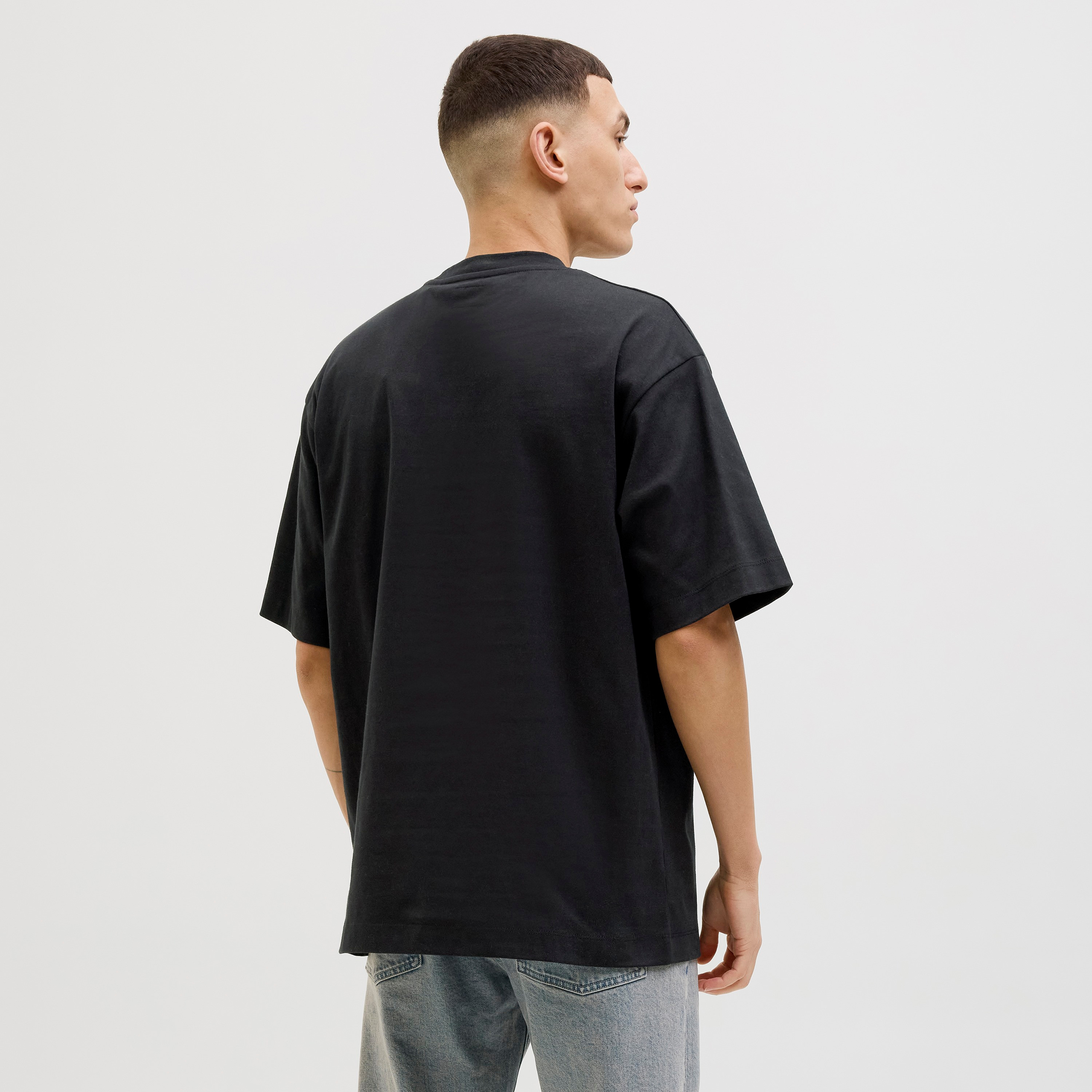 تي شيرت رجالي مطبوع بياقة دائرية وأكمام قصيرة من جاك اند جونز-men-clothing-tshirtsandpolos-tshirts-image-5