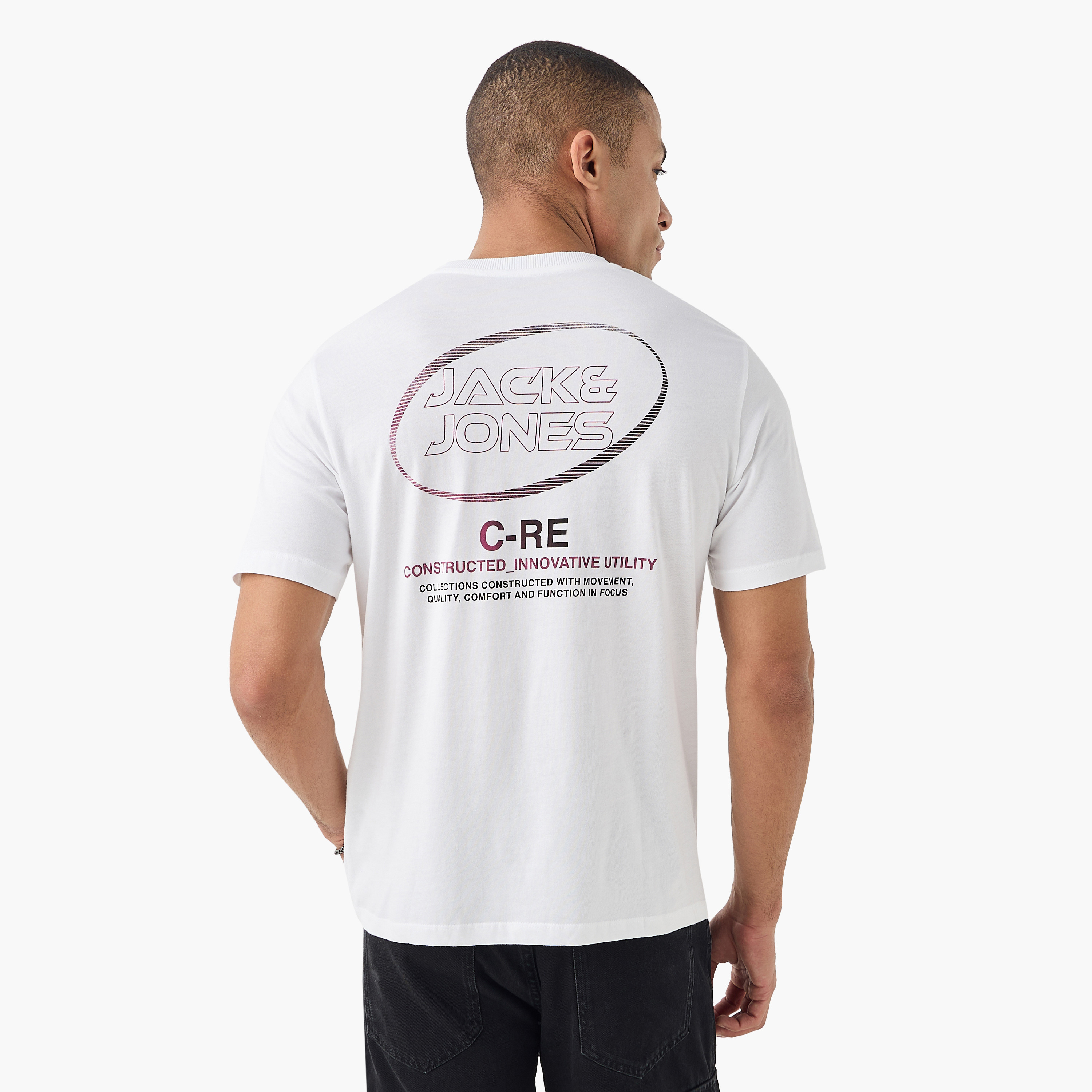 تي شيرت رجالي بأكمام قصيرة ورقبة دائرية وطبعة خطية من جاك اند جونز-men-clothing-tshirtsandpolos-tshirts-image-1