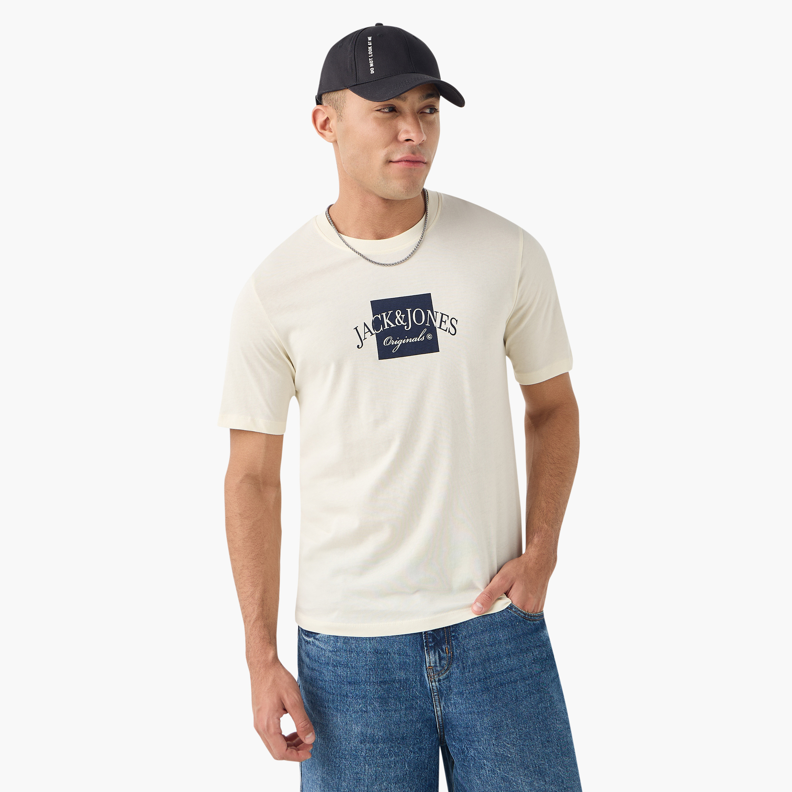 تي شيرت رجالي بأكمام قصيرة ورقبة دائرية وشعار من جاك اند جونز-men-clothing-tshirtsandpolos-tshirts-image-1