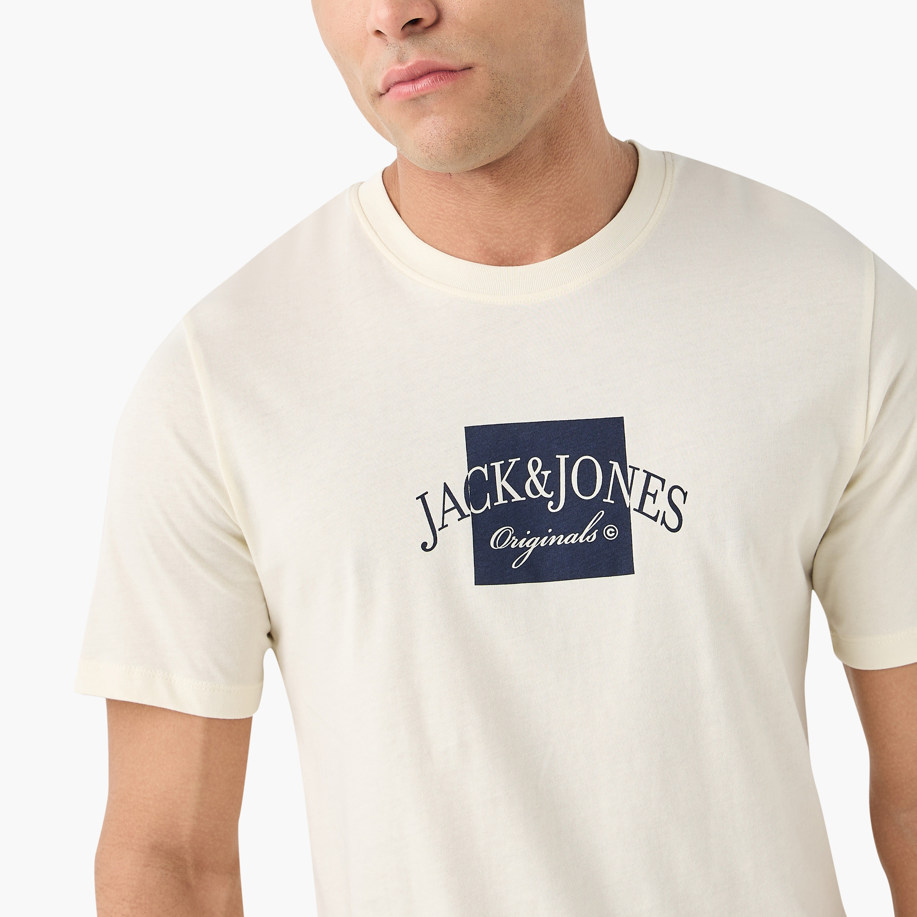 تي شيرت رجالي بأكمام قصيرة ورقبة دائرية وشعار من جاك اند جونز-men-clothing-tshirtsandpolos-tshirts-image-4