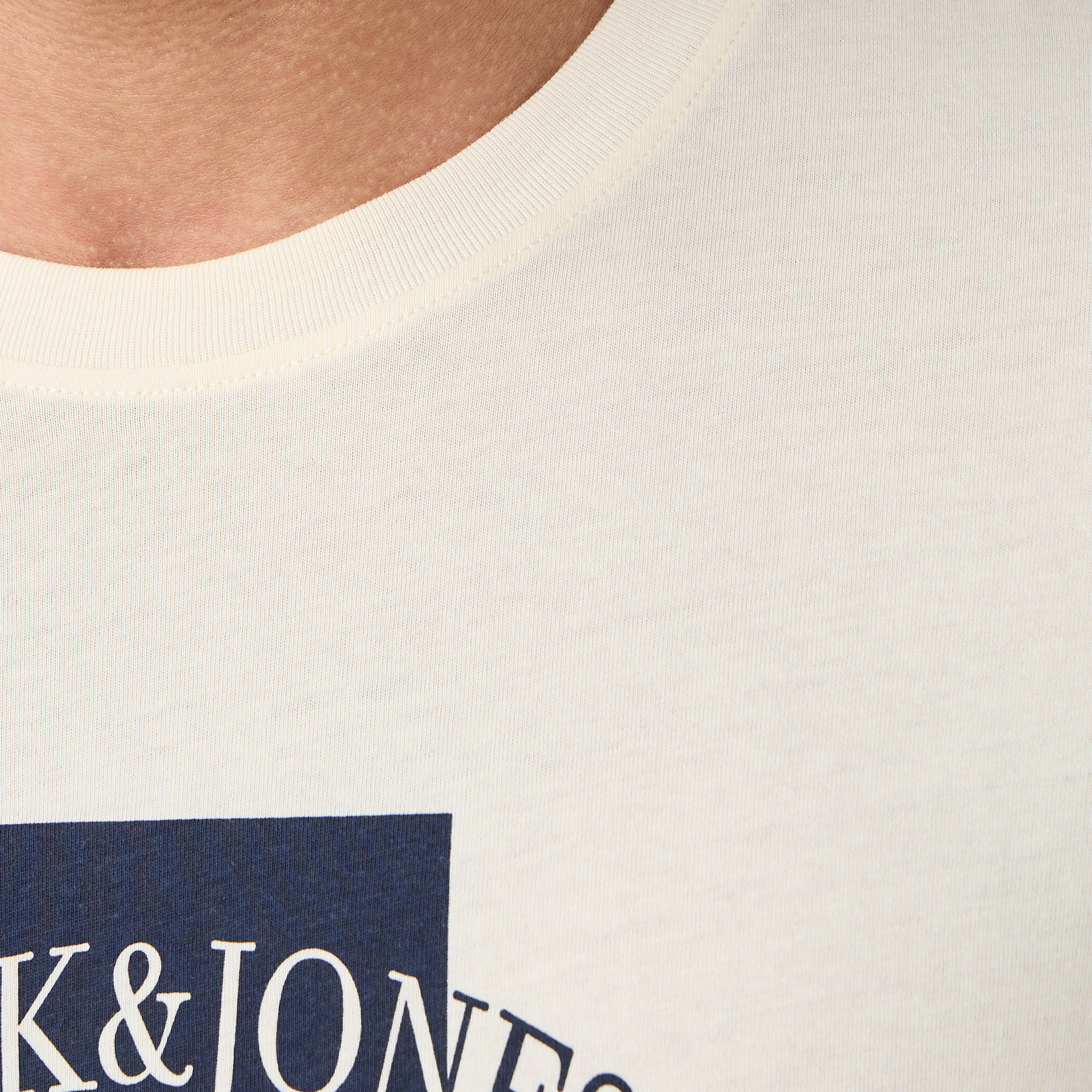 تي شيرت رجالي بأكمام قصيرة ورقبة دائرية وشعار من جاك اند جونز-men-clothing-tshirtsandpolos-tshirts-image-5