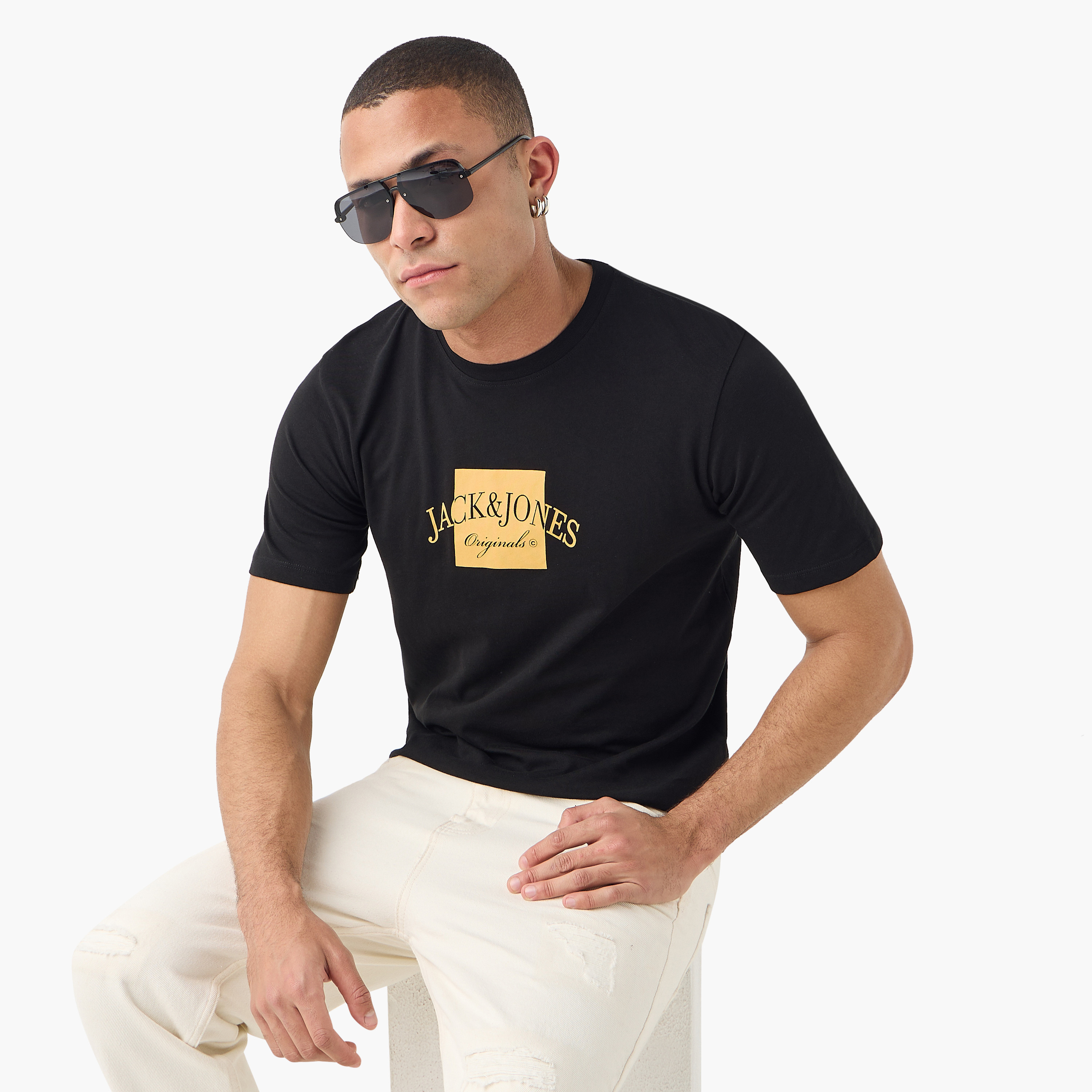 تي شيرت رجالي بأكمام قصيرة ورقبة دائرية وشعار من جاك اند جونز-men-clothing-tshirtsandpolos-tshirts-image-6