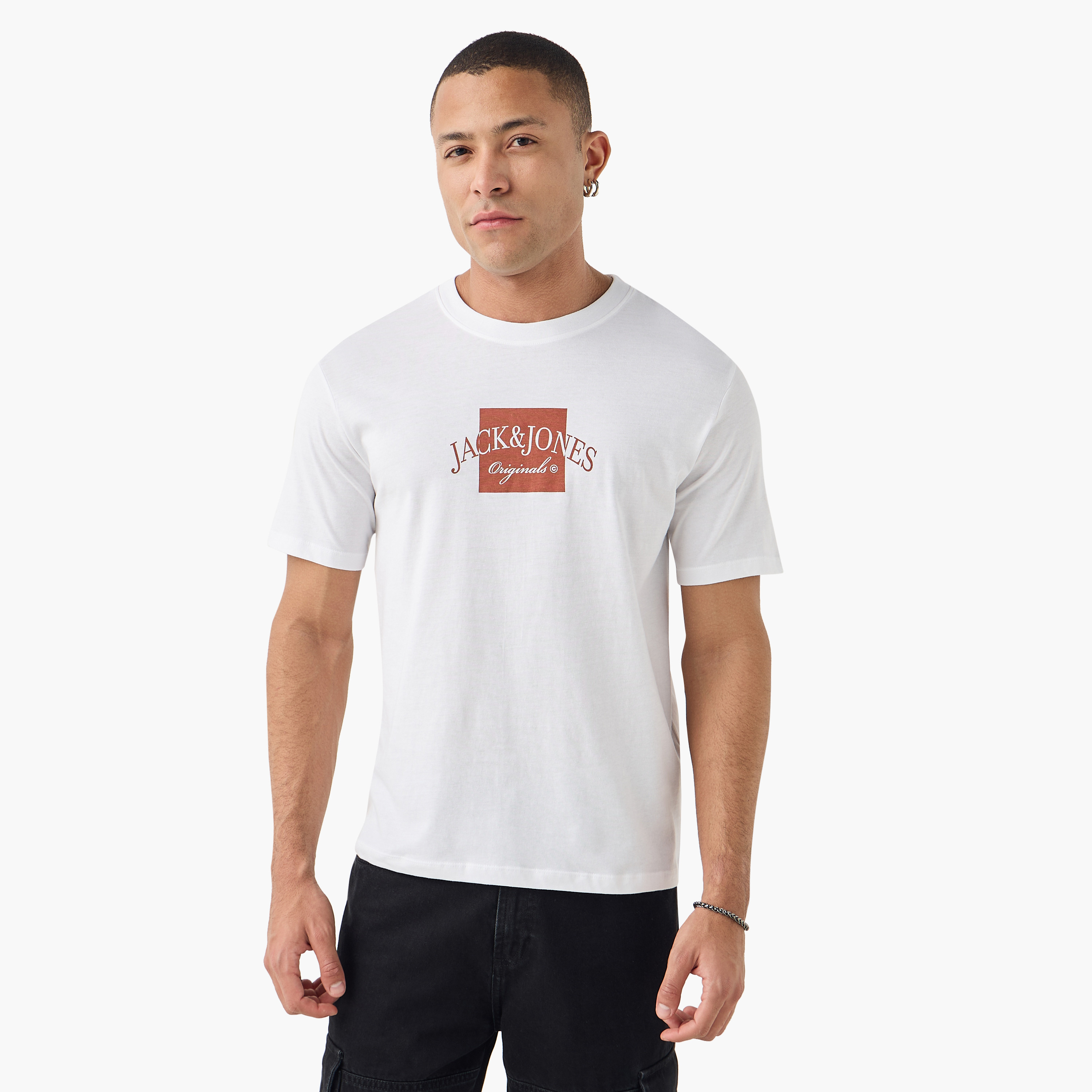 تي شيرت رجالي بأكمام قصيرة ورقبة دائرية وشعار من جاك اند جونز-men-clothing-tshirtsandpolos-tshirts-image-11