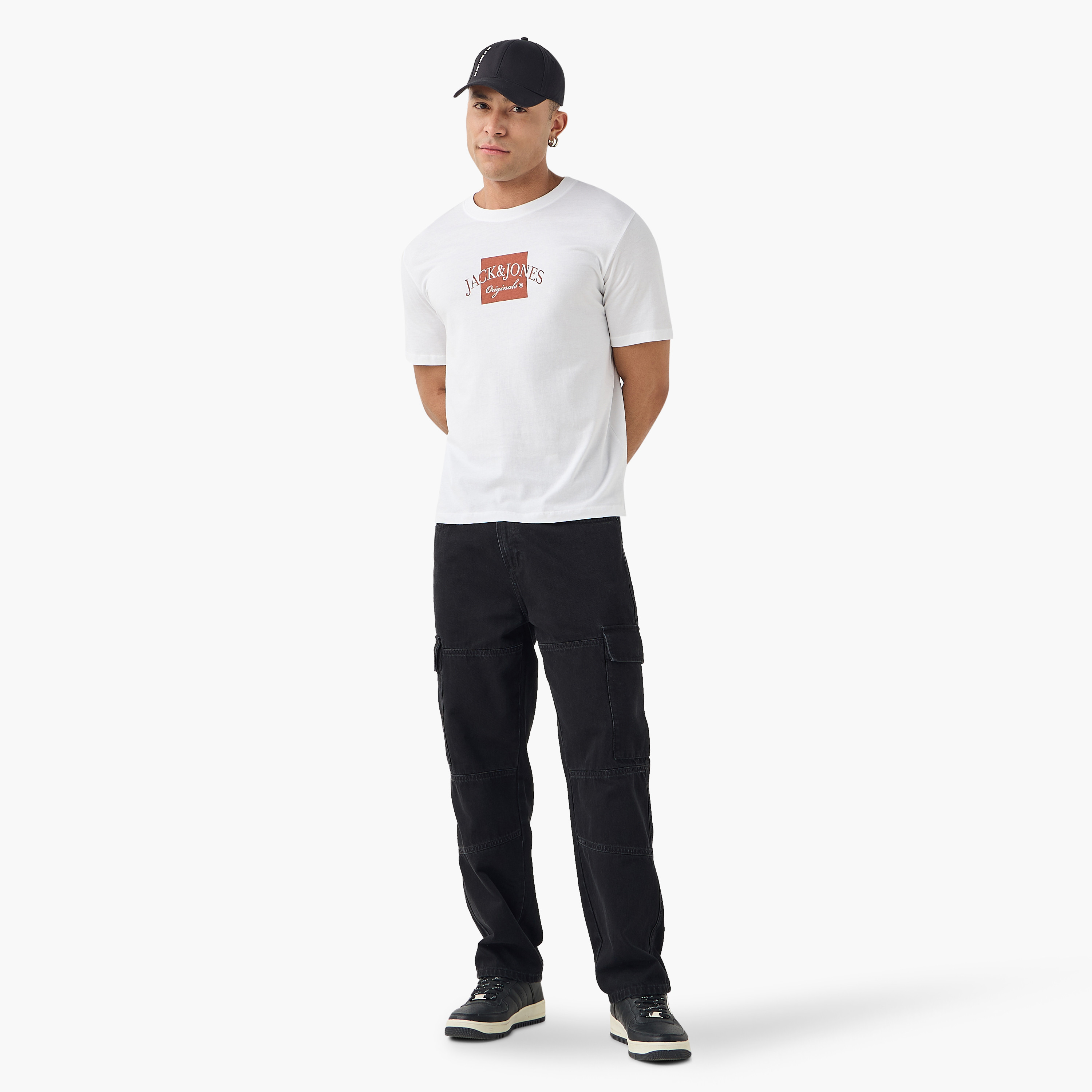 تي شيرت رجالي بأكمام قصيرة ورقبة دائرية وشعار من جاك اند جونز-men-clothing-tshirtsandpolos-tshirts-image-12