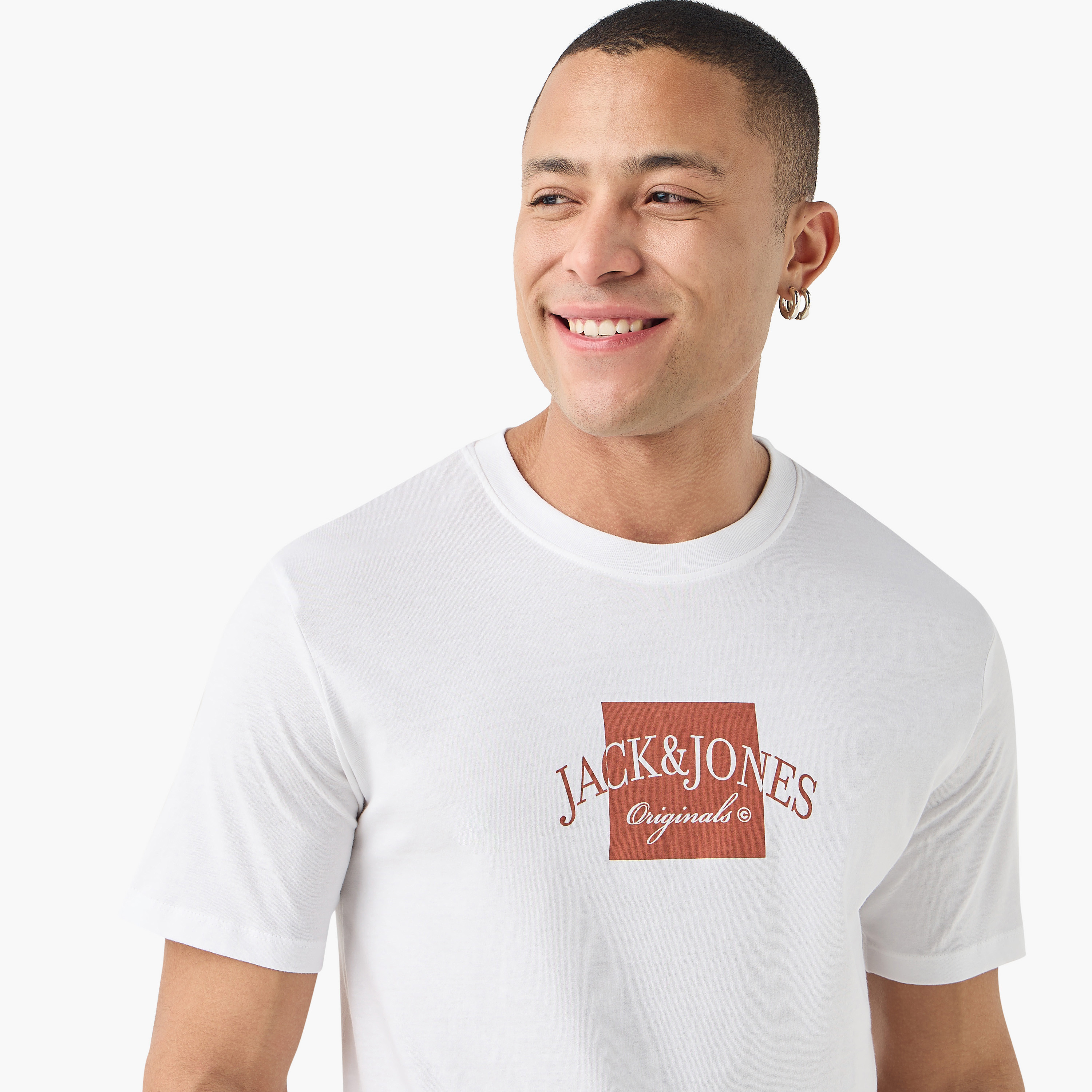 تي شيرت رجالي بأكمام قصيرة ورقبة دائرية وشعار من جاك اند جونز-men-clothing-tshirtsandpolos-tshirts-image-14