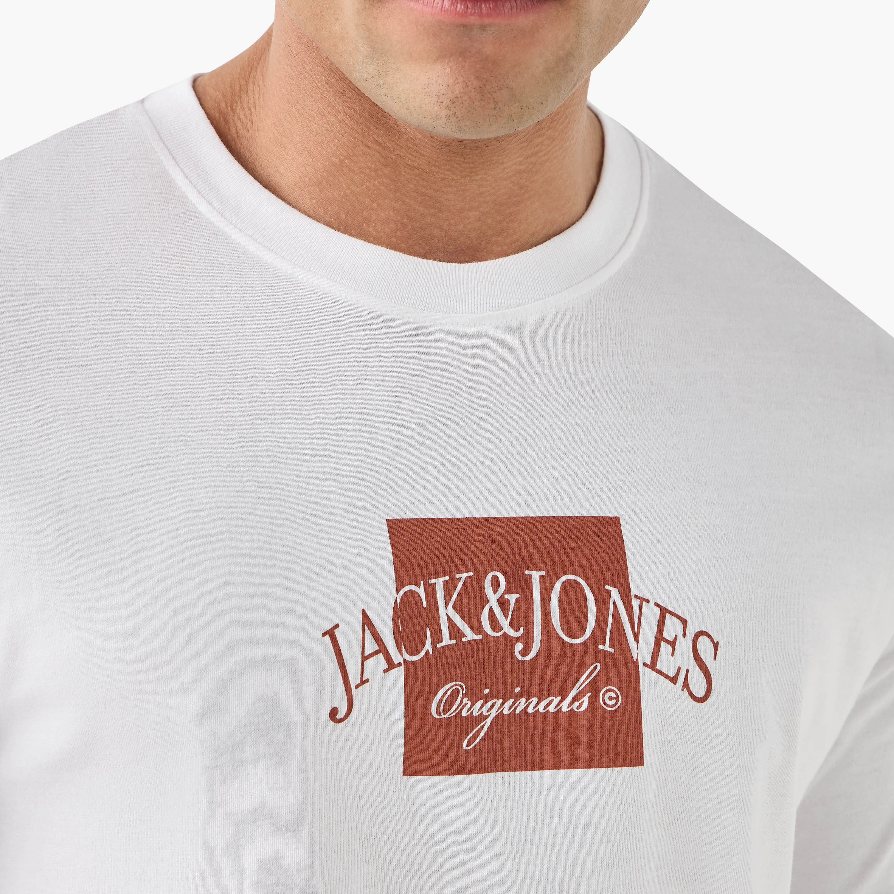 تي شيرت رجالي بأكمام قصيرة ورقبة دائرية وشعار من جاك اند جونز-men-clothing-tshirtsandpolos-tshirts-image-15
