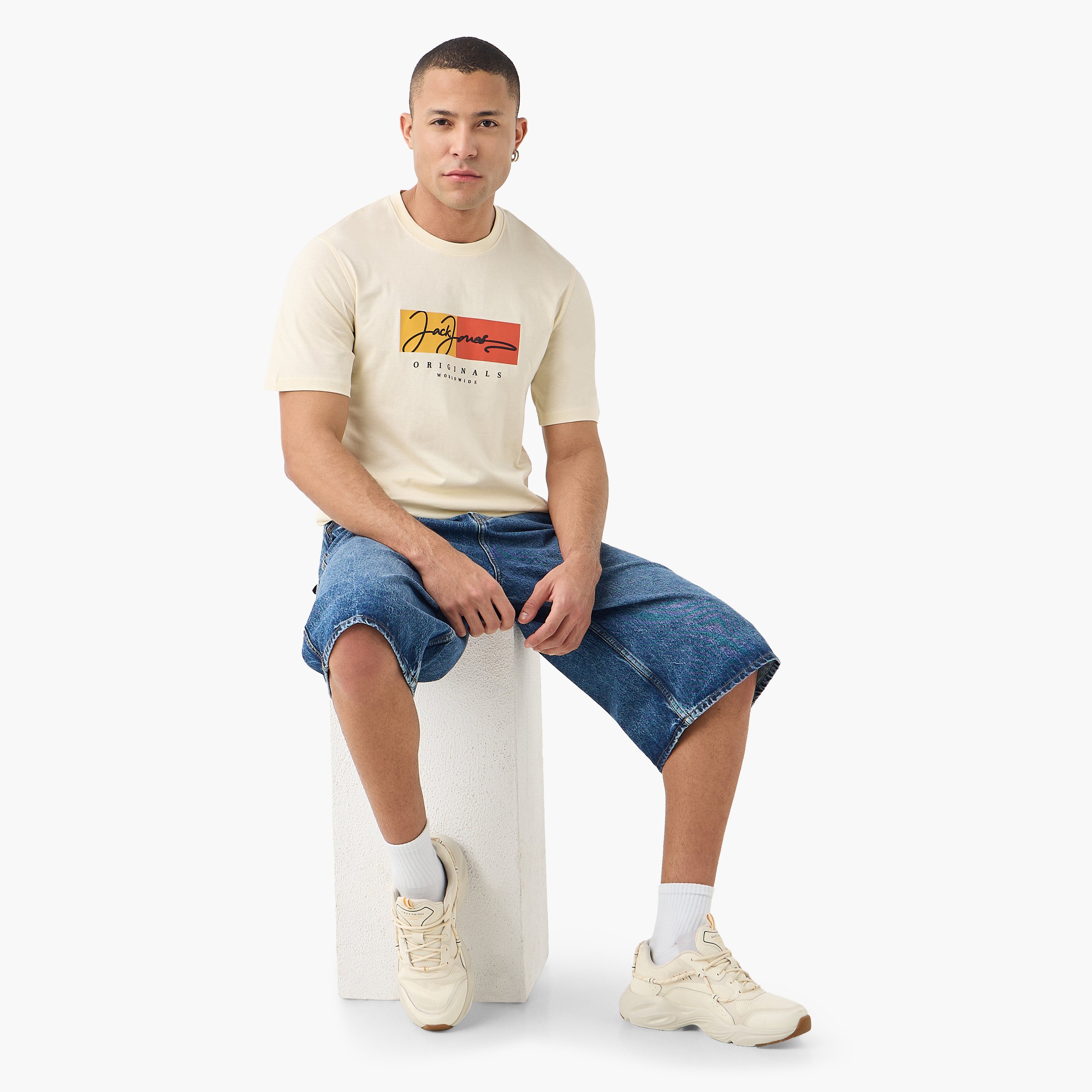 تي شيرت رجالي بأكمام قصيرة ورقبة دائرية وشعار من جاك اند جونز-men-clothing-tshirtsandpolos-tshirts-image-2