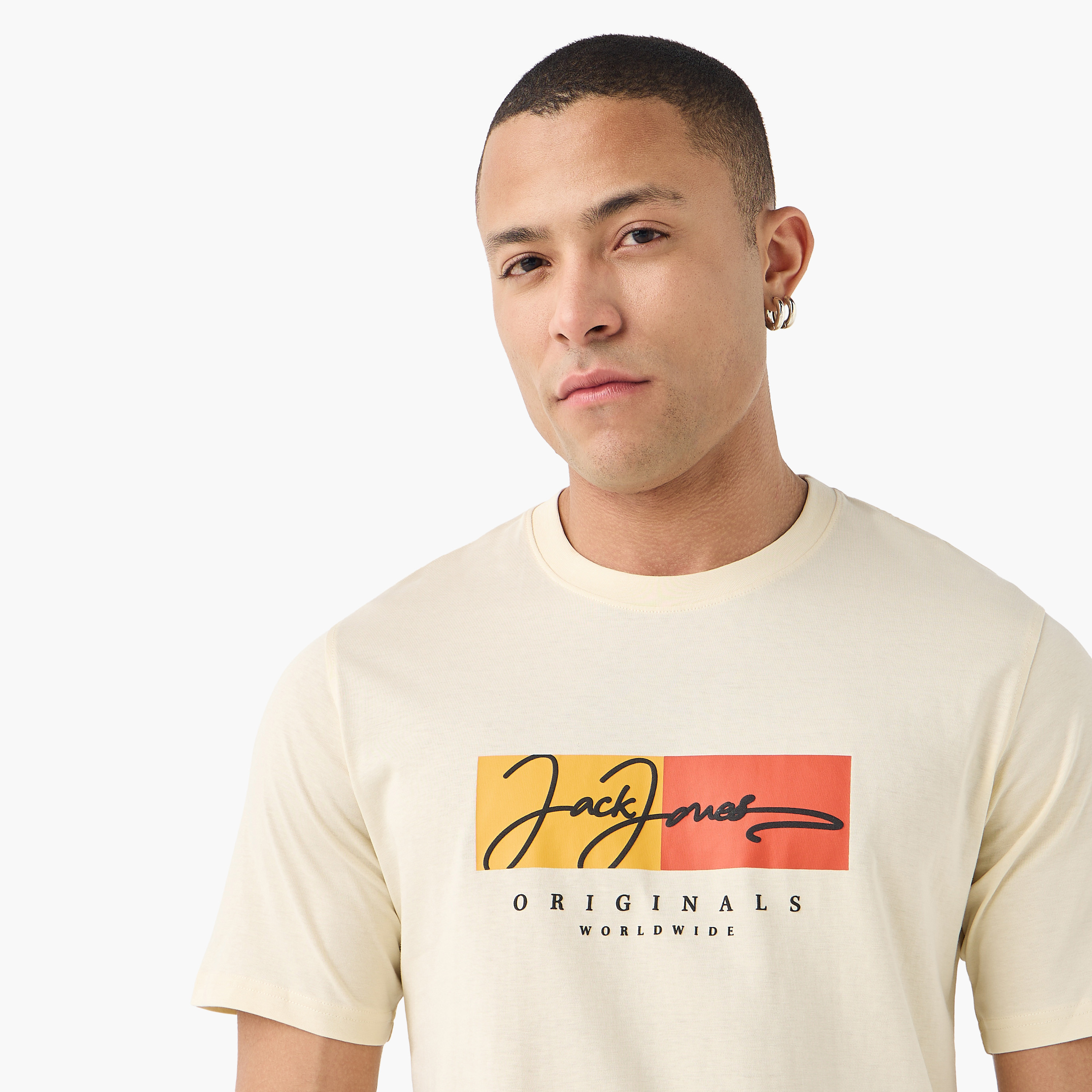 تي شيرت رجالي بأكمام قصيرة ورقبة دائرية وشعار من جاك اند جونز-men-clothing-tshirtsandpolos-tshirts-image-4