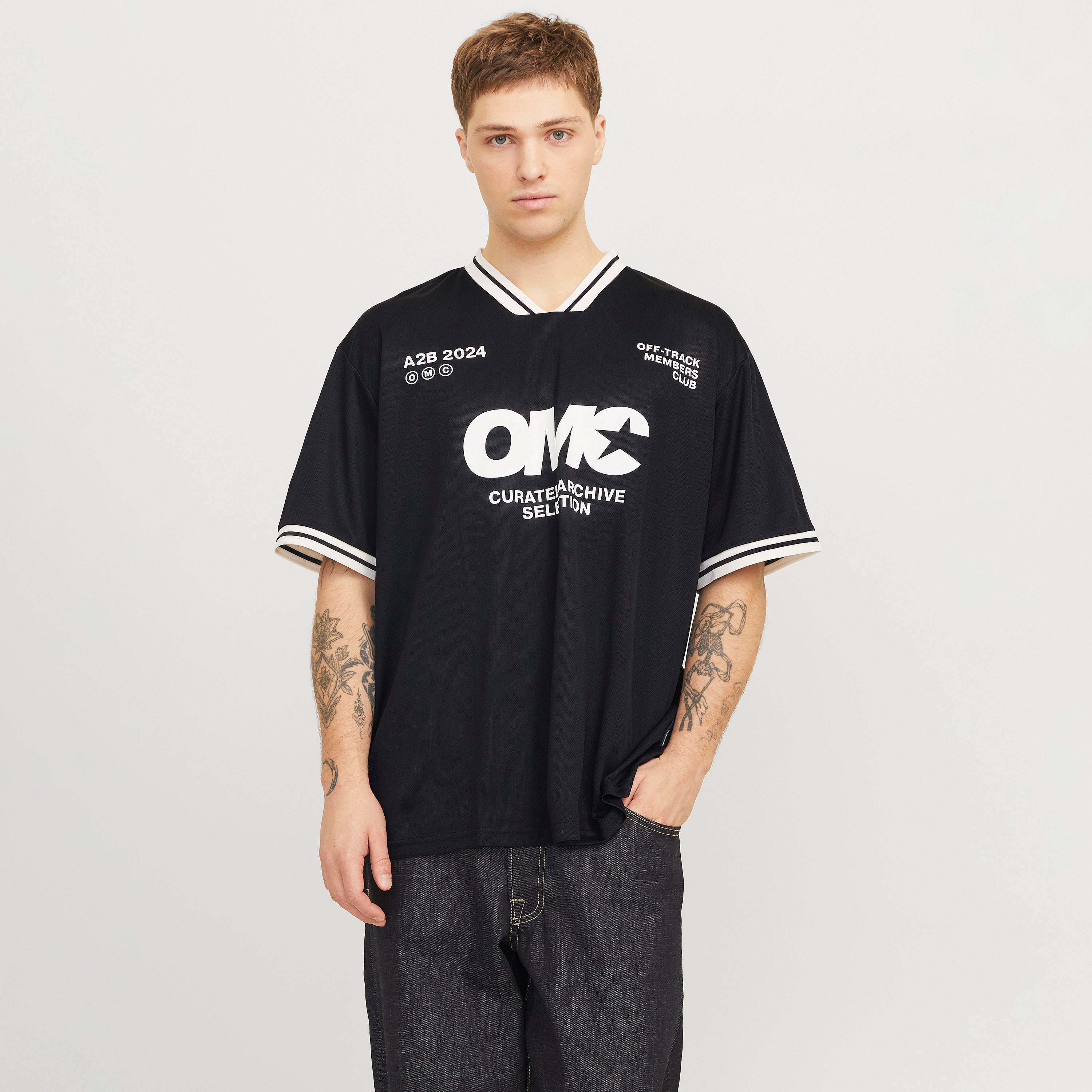 تي شيرت رجالي بطبعة مطاطية وفتحة رقبة على شكل حرف V وأكمام قصيرة من جاك اند جونز-men-clothing-tshirtsandpolos-tshirts-image-1