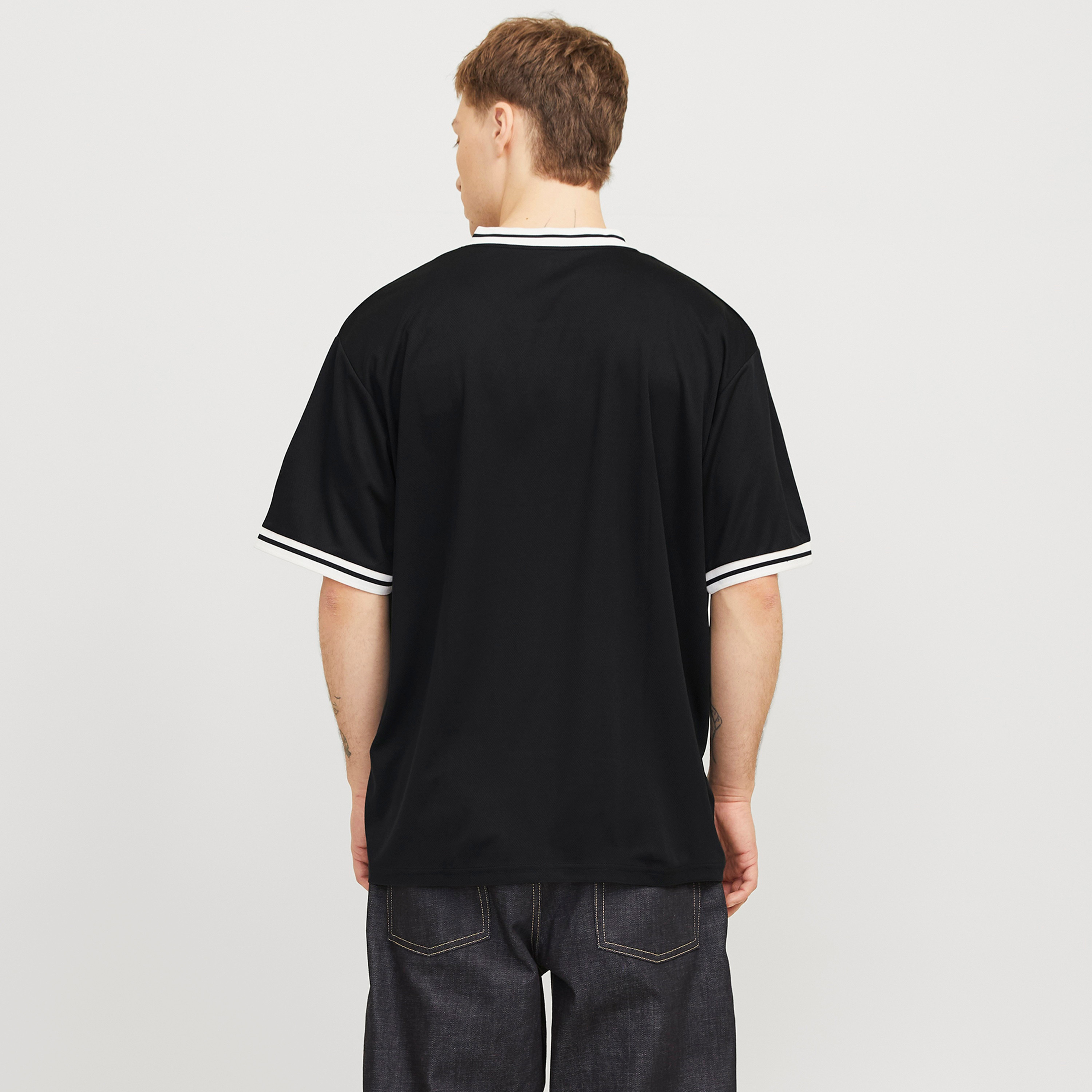 تي شيرت رجالي بطبعة مطاطية وفتحة رقبة على شكل حرف V وأكمام قصيرة من جاك اند جونز-men-clothing-tshirtsandpolos-tshirts-image-4