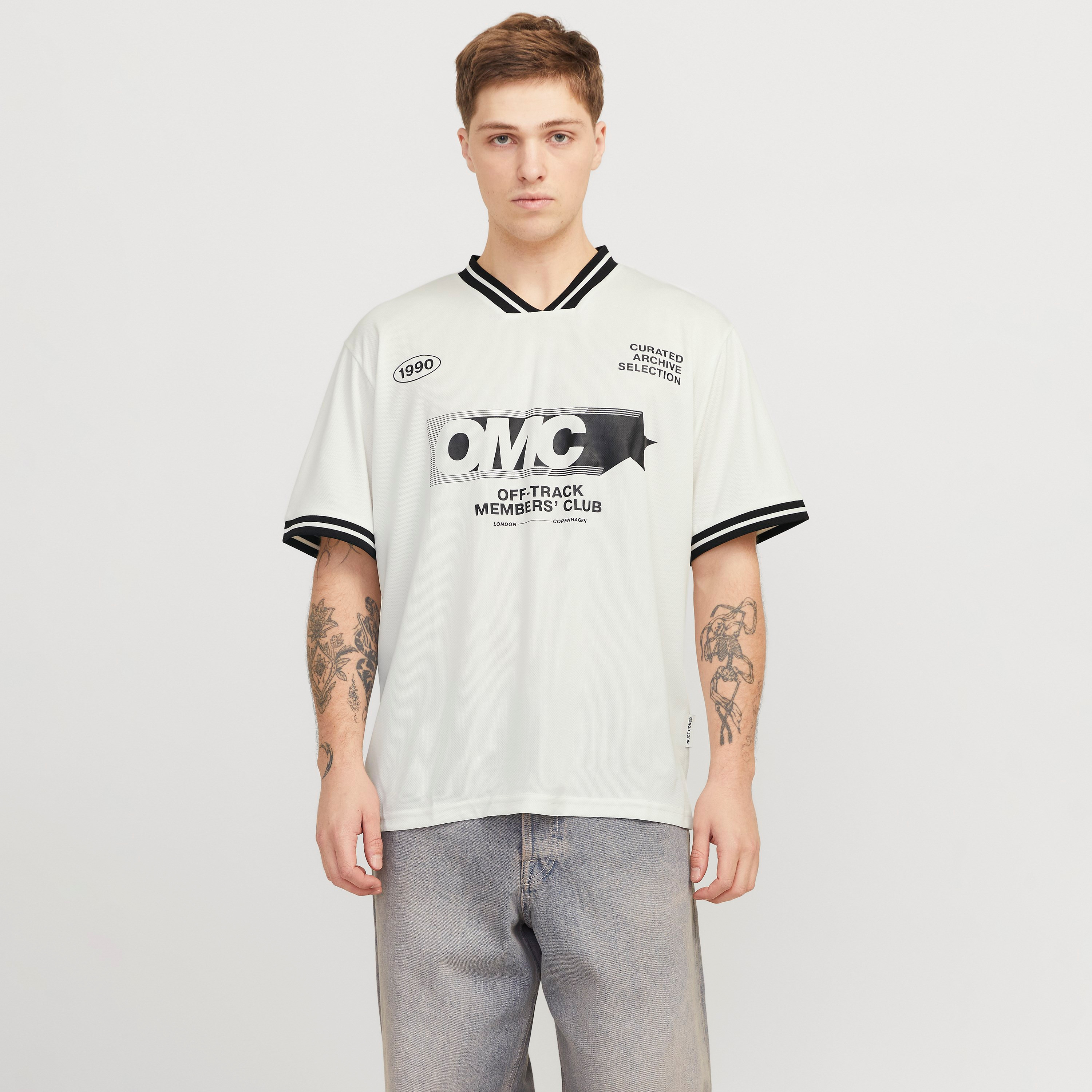 تي شيرت رجالي بطبعة مطاطية وفتحة رقبة على شكل حرف V وأكمام قصيرة من جاك اند جونز-men-clothing-tshirtsandpolos-tshirts-image-8