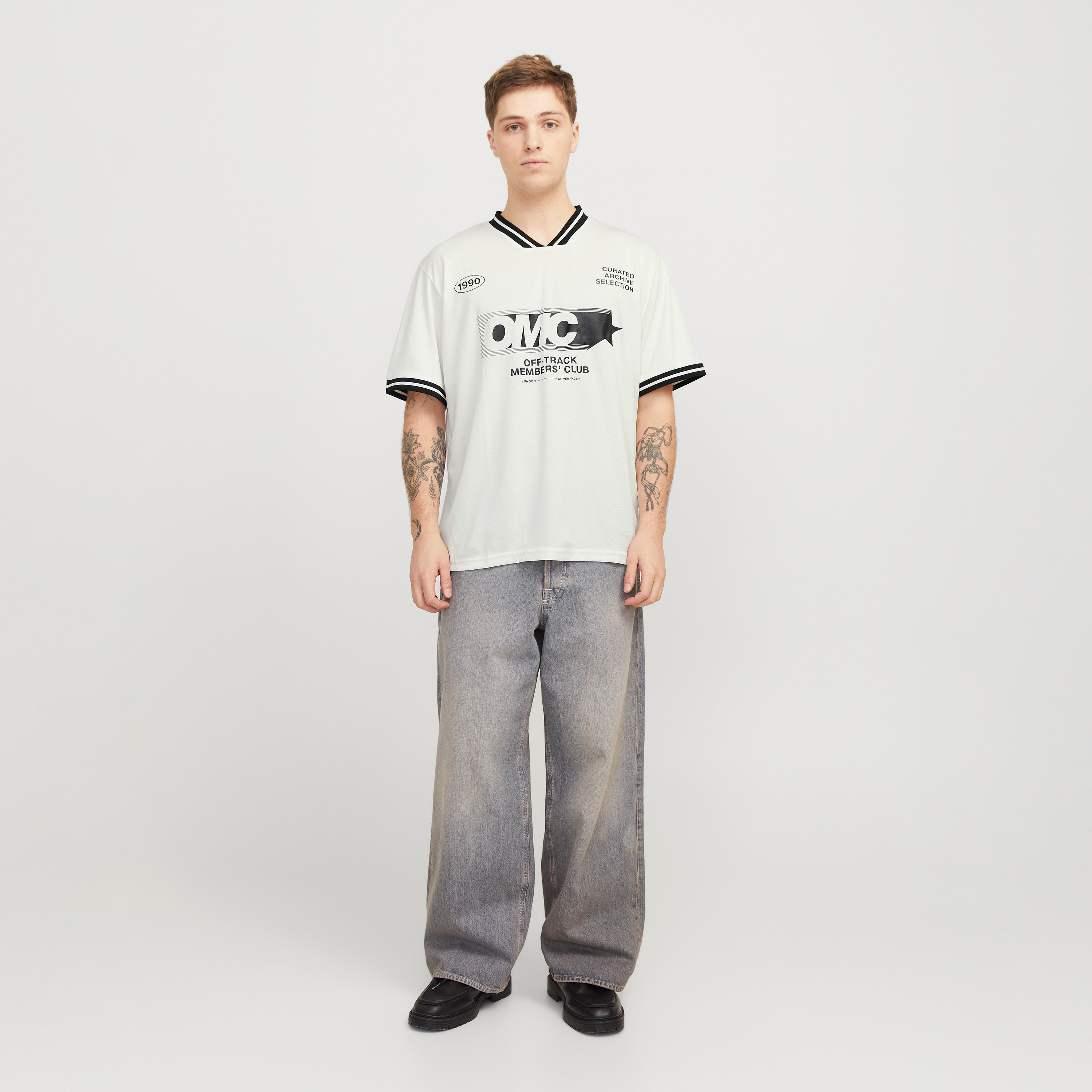 تي شيرت رجالي بطبعة مطاطية وفتحة رقبة على شكل حرف V وأكمام قصيرة من جاك اند جونز-men-clothing-tshirtsandpolos-tshirts-image-9