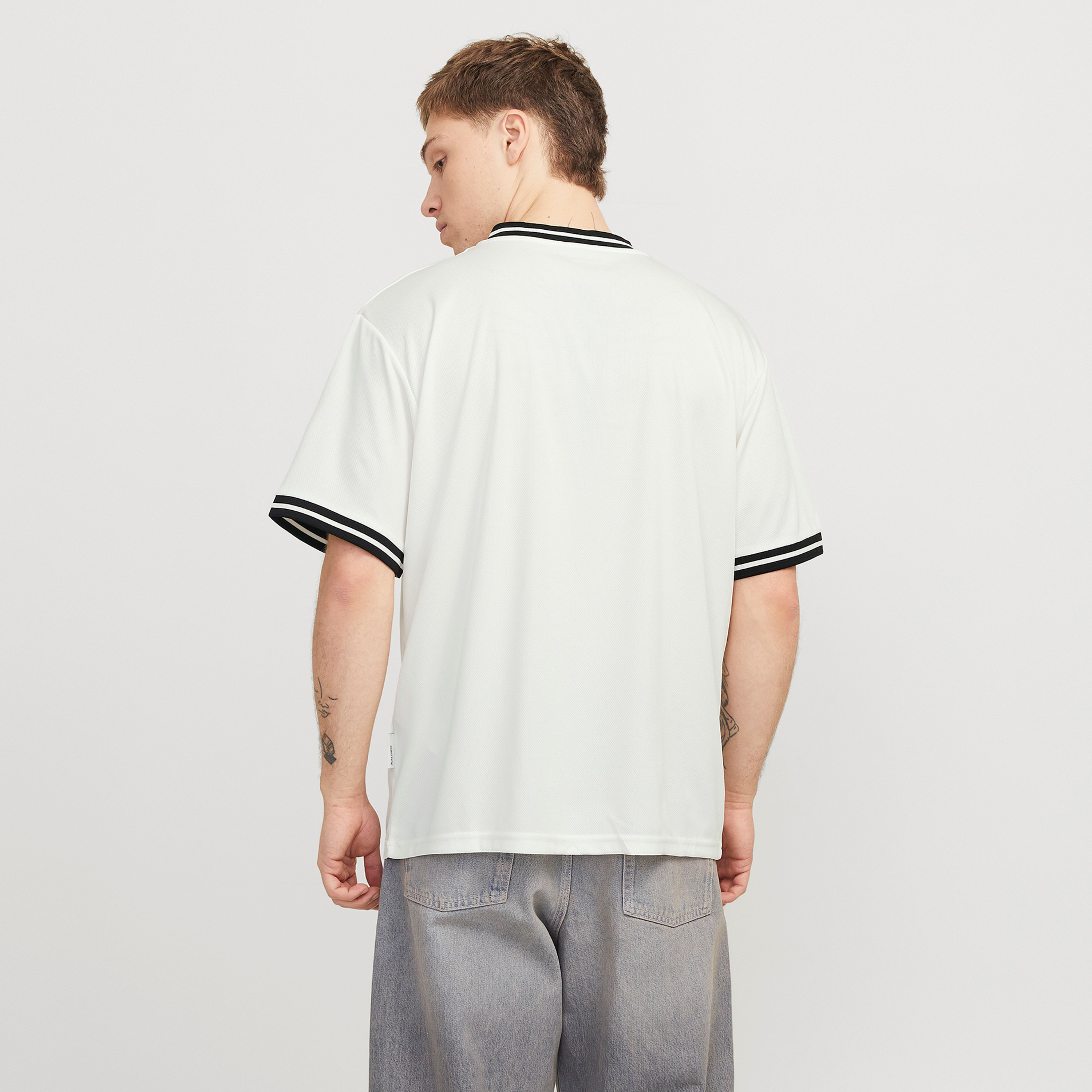 تي شيرت رجالي بطبعة مطاطية وفتحة رقبة على شكل حرف V وأكمام قصيرة من جاك اند جونز-men-clothing-tshirtsandpolos-tshirts-image-11