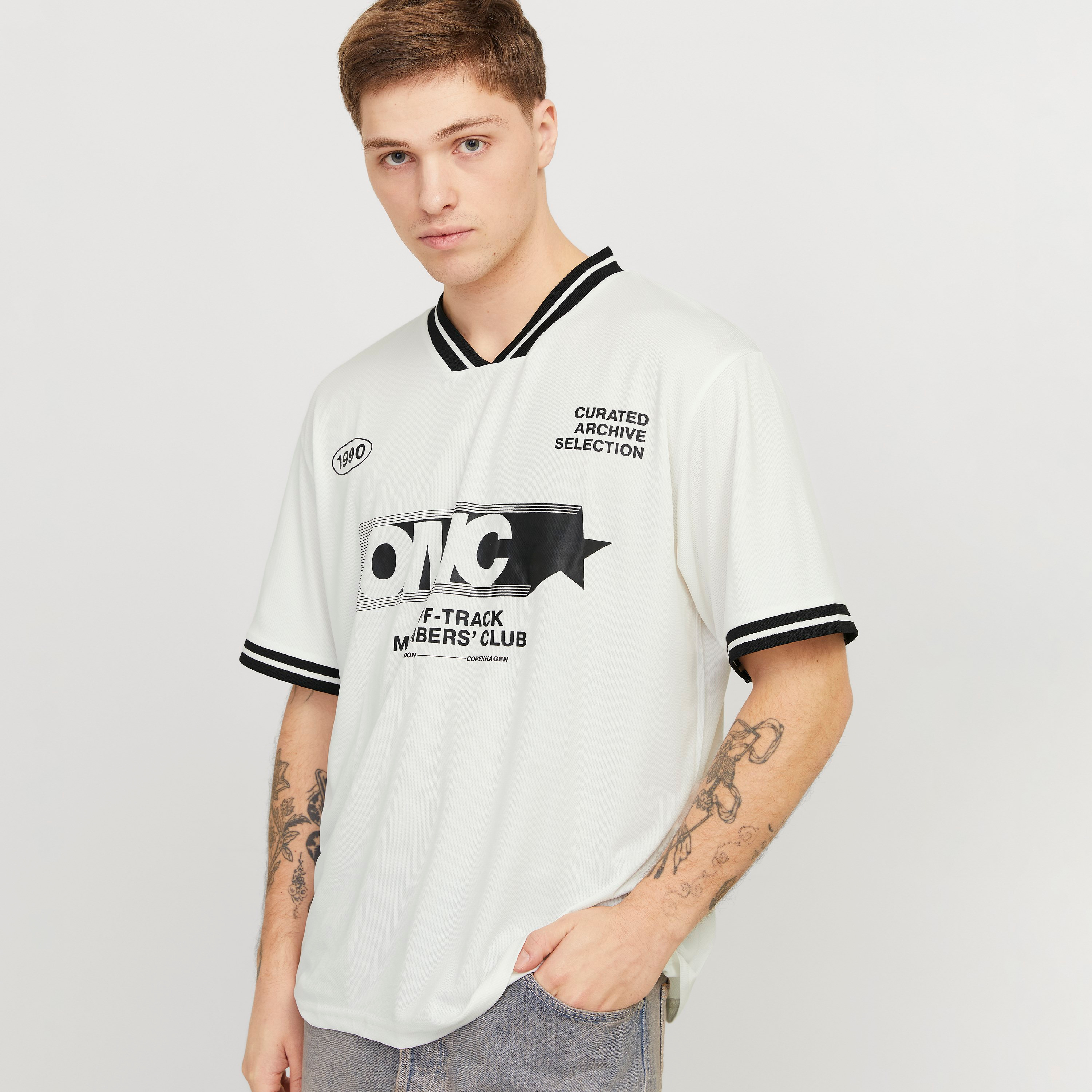 تي شيرت رجالي بطبعة مطاطية وفتحة رقبة على شكل حرف V وأكمام قصيرة من جاك اند جونز-men-clothing-tshirtsandpolos-tshirts-image-12