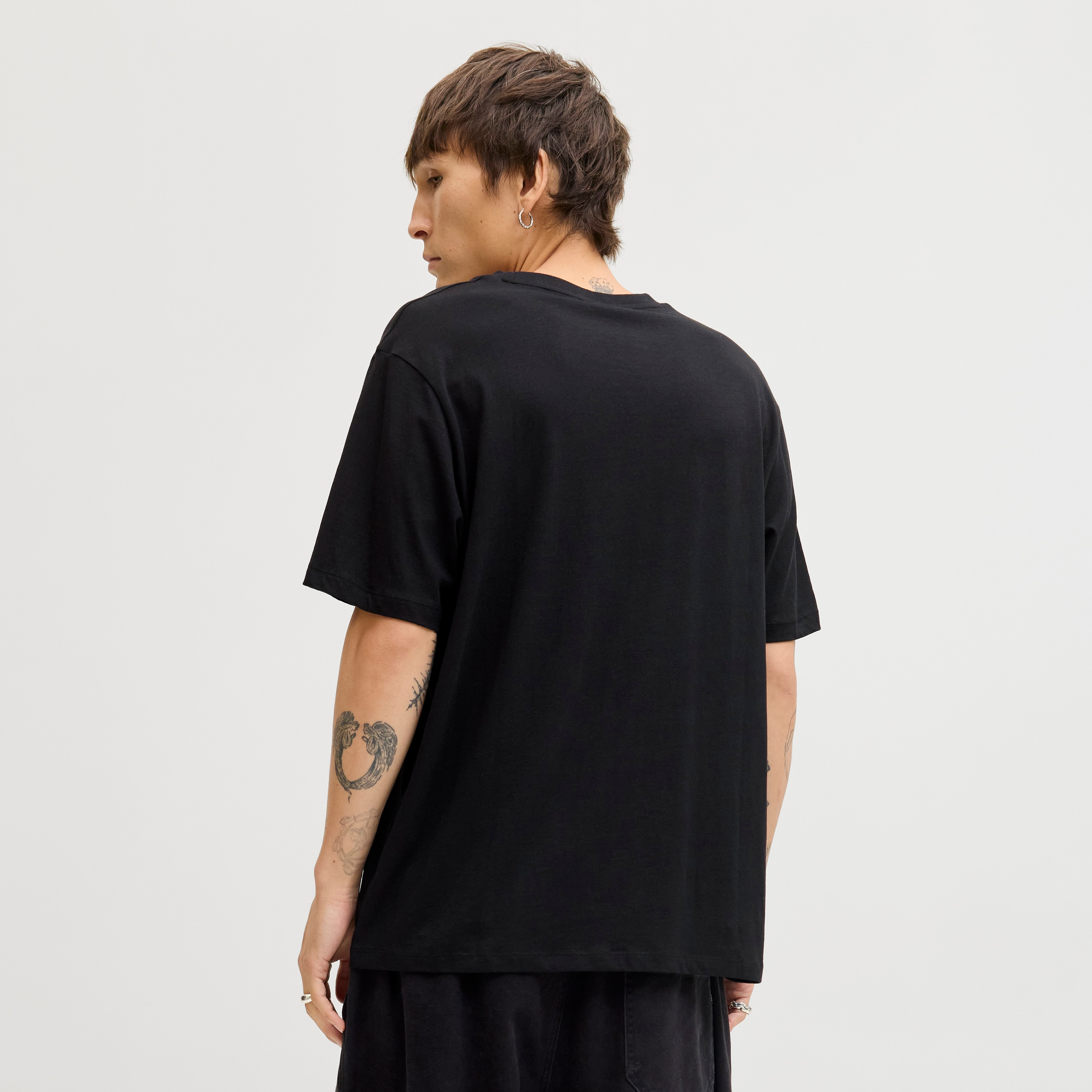تي شيرت رجالي مطبوع بياقة دائرية وأكمام قصيرة من جاك اند جونز-men-clothing-tshirtsandpolos-tshirts-image-4