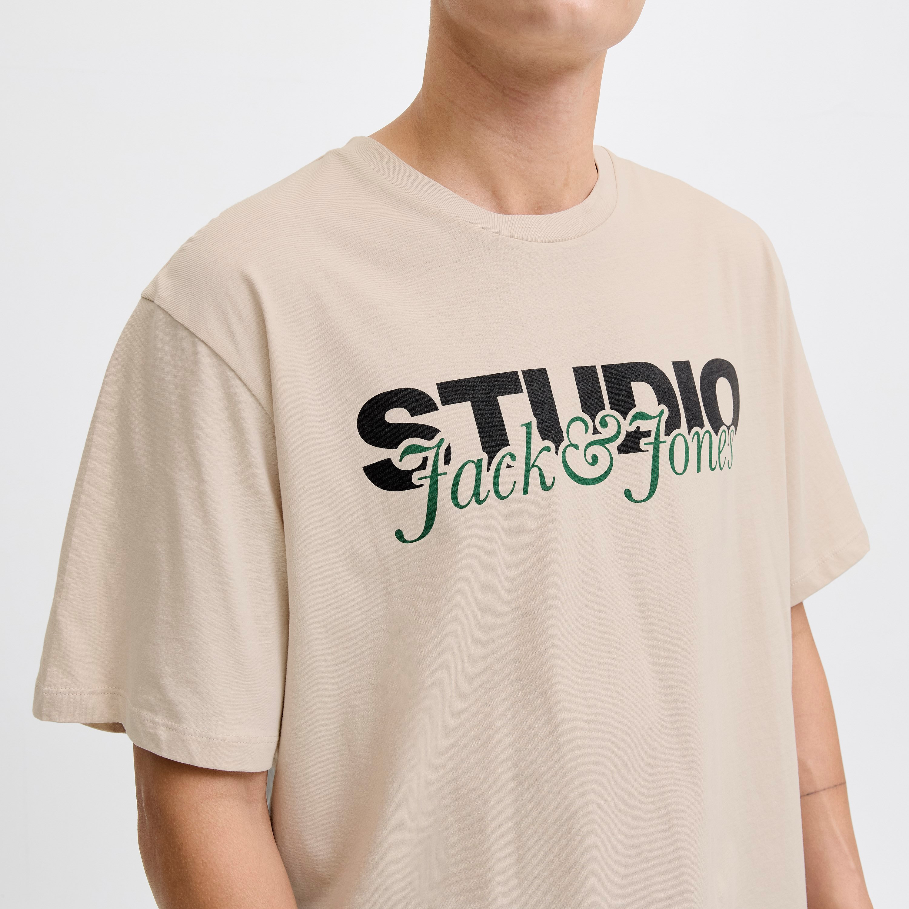 تي شيرت رجالي مطبوع بياقة دائرية وأكمام قصيرة من جاك اند جونز-men-clothing-tshirtsandpolos-tshirts-image-11