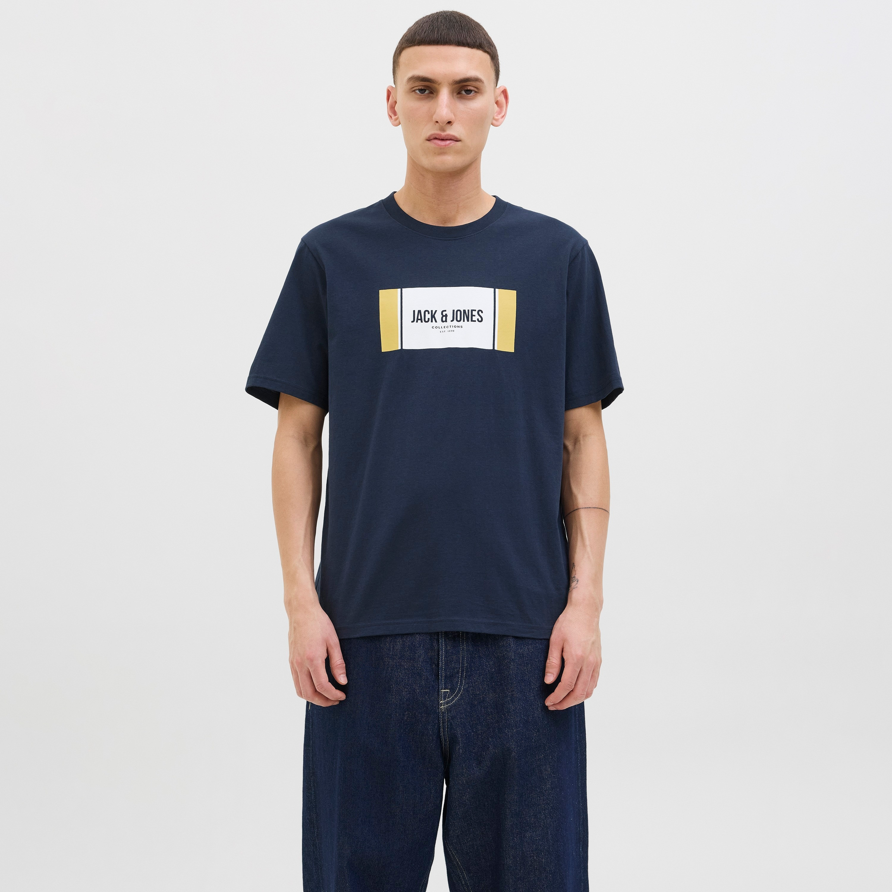 تيشيرت رجالي مطبوع برسومات بياقة دائرية وأكمام قصيرة من جاك ان جونز-men-clothing-tshirtsandpolos-tshirts-image-13