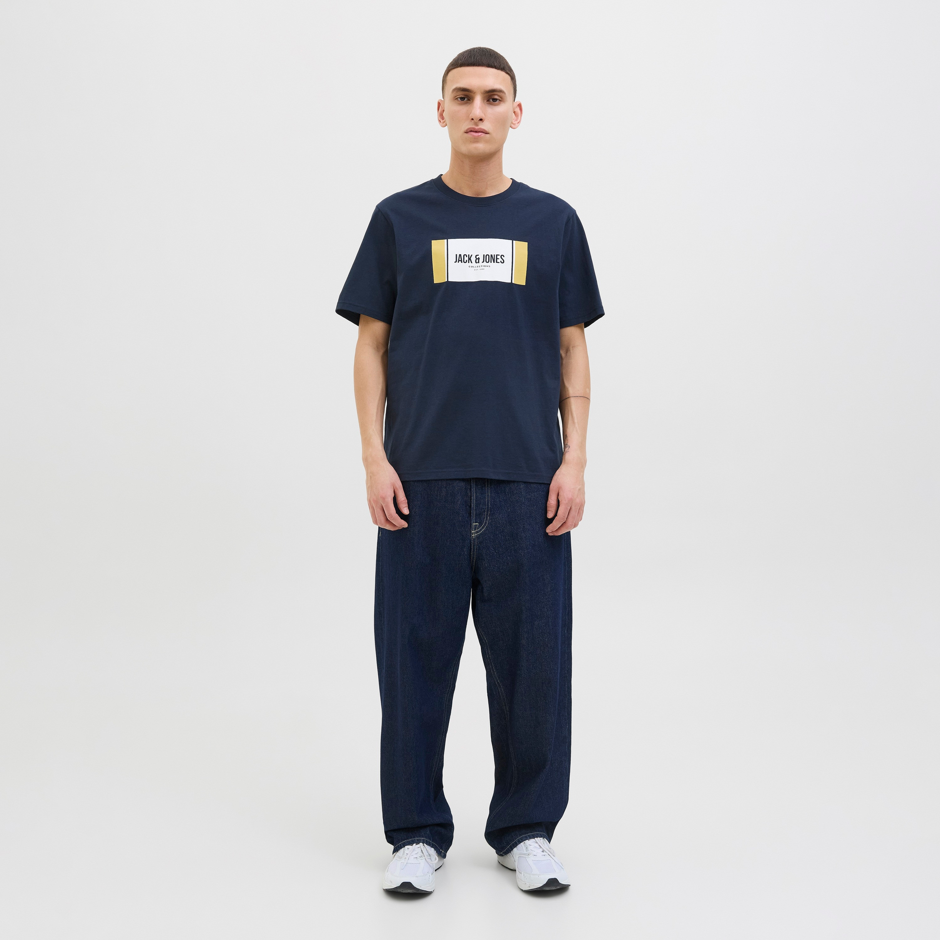 تيشيرت رجالي مطبوع برسومات بياقة دائرية وأكمام قصيرة من جاك ان جونز-men-clothing-tshirtsandpolos-tshirts-image-14