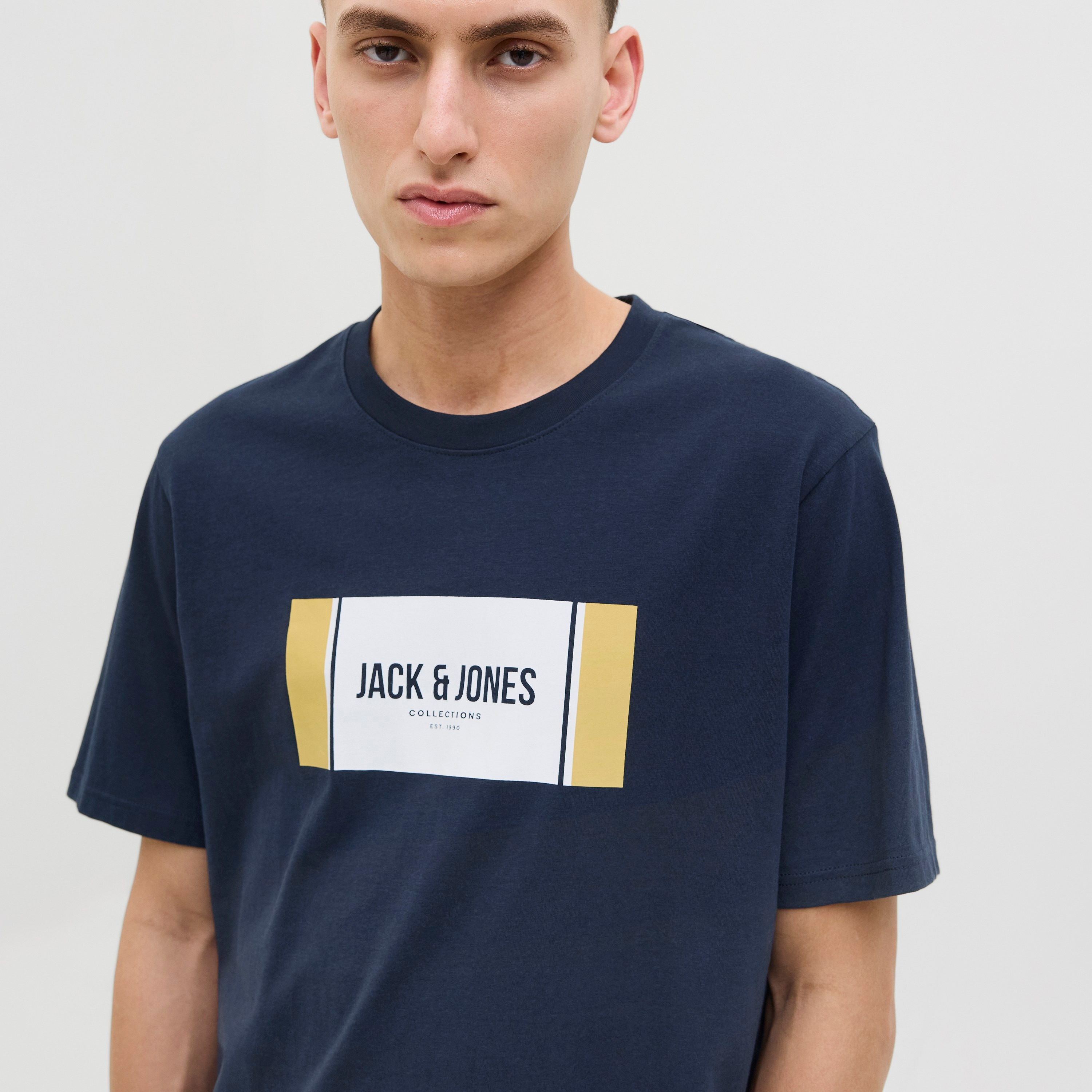 تيشيرت رجالي مطبوع برسومات بياقة دائرية وأكمام قصيرة من جاك ان جونز-men-clothing-tshirtsandpolos-tshirts-image-15