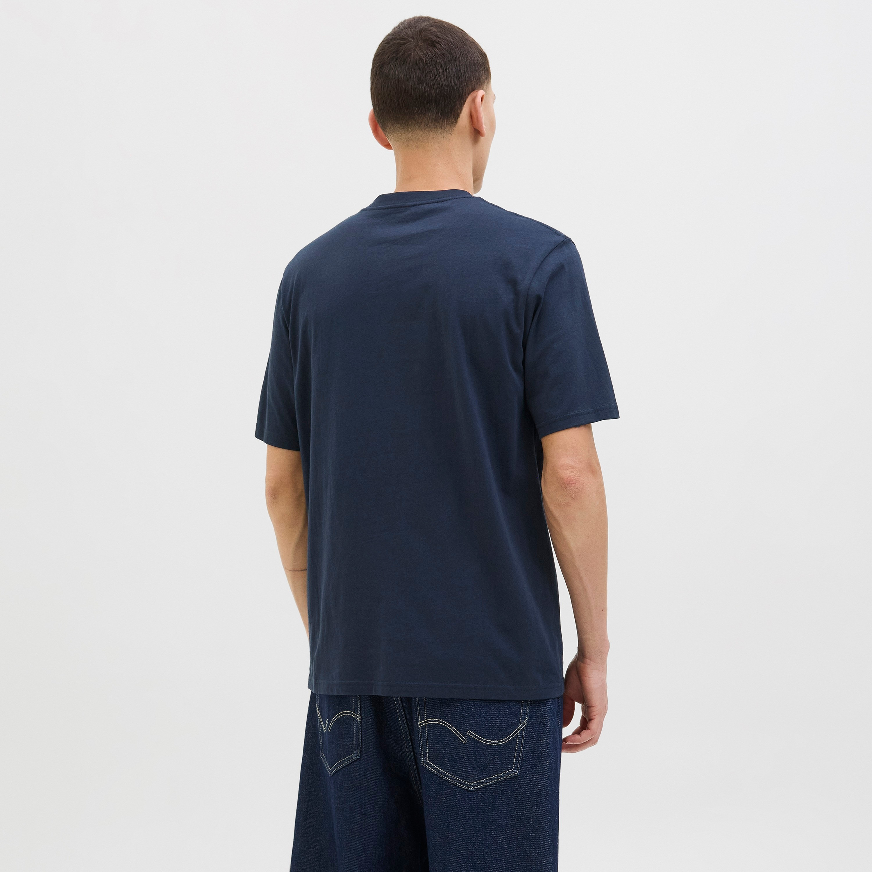 تيشيرت رجالي مطبوع برسومات بياقة دائرية وأكمام قصيرة من جاك ان جونز-men-clothing-tshirtsandpolos-tshirts-image-16