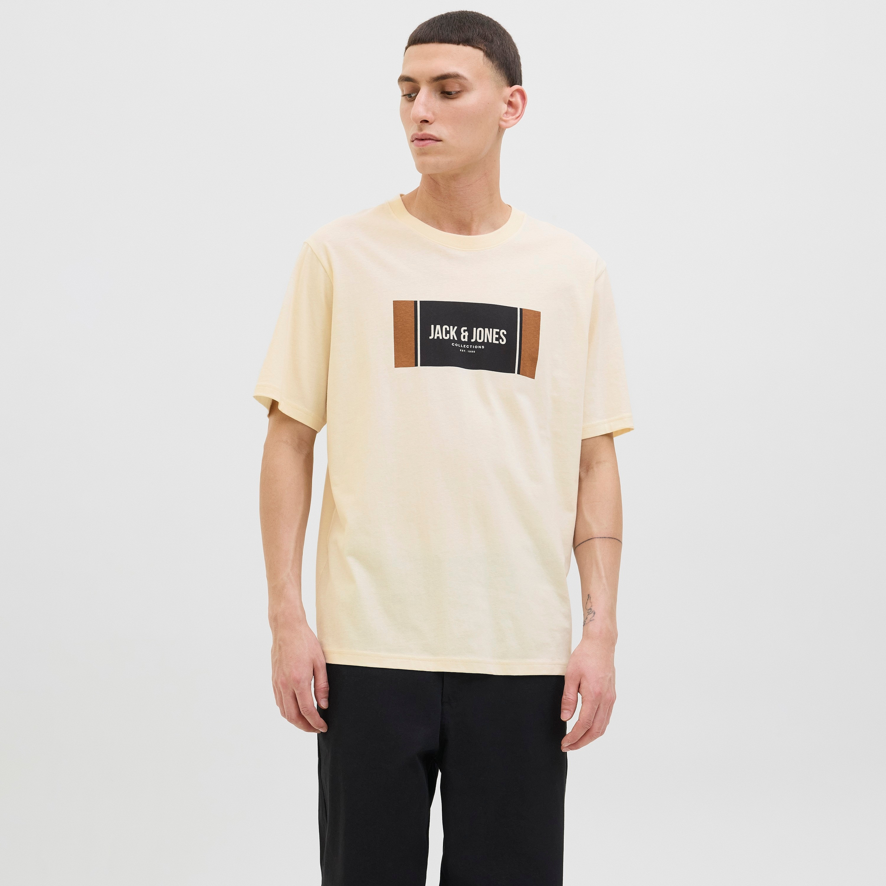 تيشيرت رجالي مطبوع برسومات بياقة دائرية وأكمام قصيرة من جاك ان جونز-men-clothing-tshirtsandpolos-tshirts-image-1