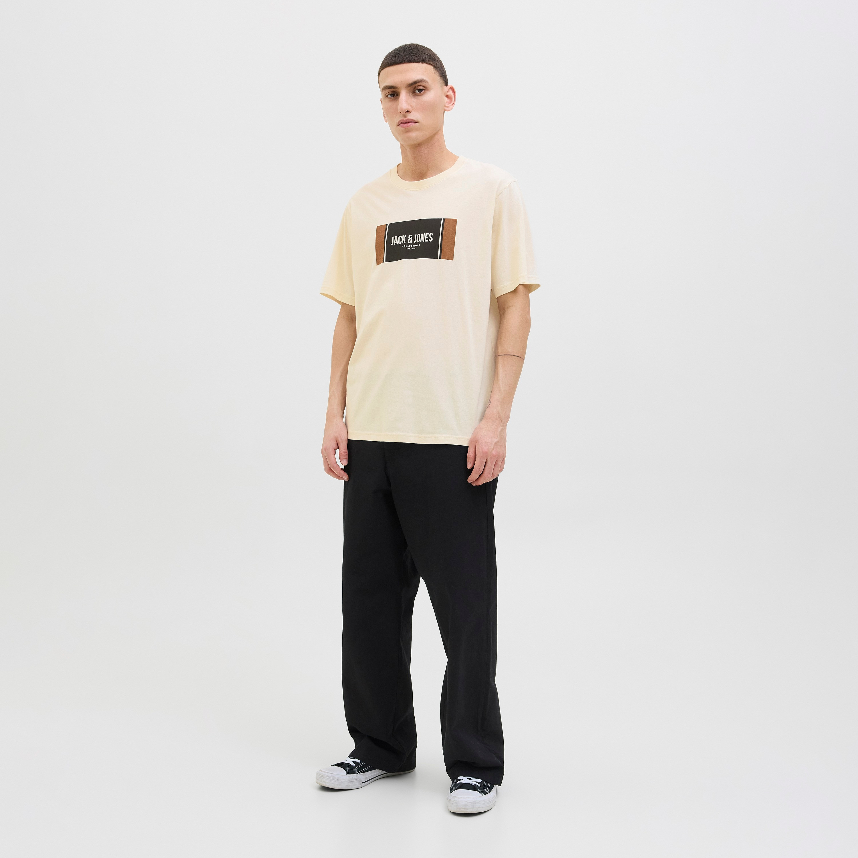 تيشيرت رجالي مطبوع برسومات بياقة دائرية وأكمام قصيرة من جاك ان جونز-men-clothing-tshirtsandpolos-tshirts-image-2