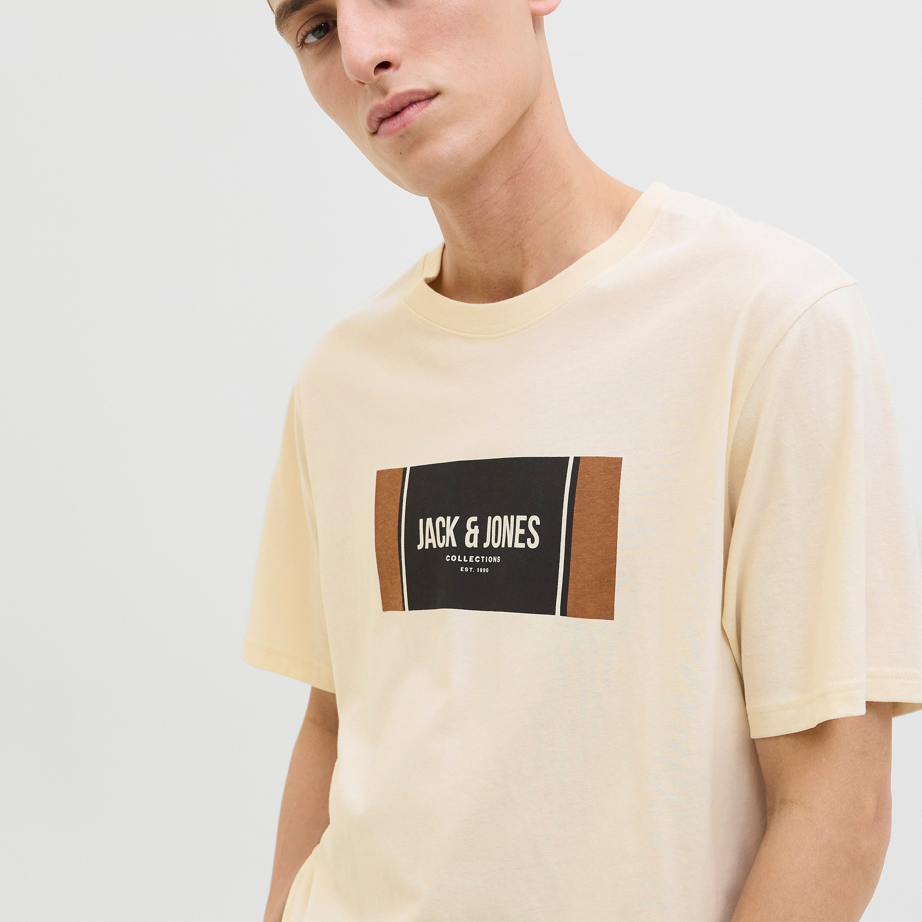 تيشيرت رجالي مطبوع برسومات بياقة دائرية وأكمام قصيرة من جاك ان جونز-men-clothing-tshirtsandpolos-tshirts-image-3