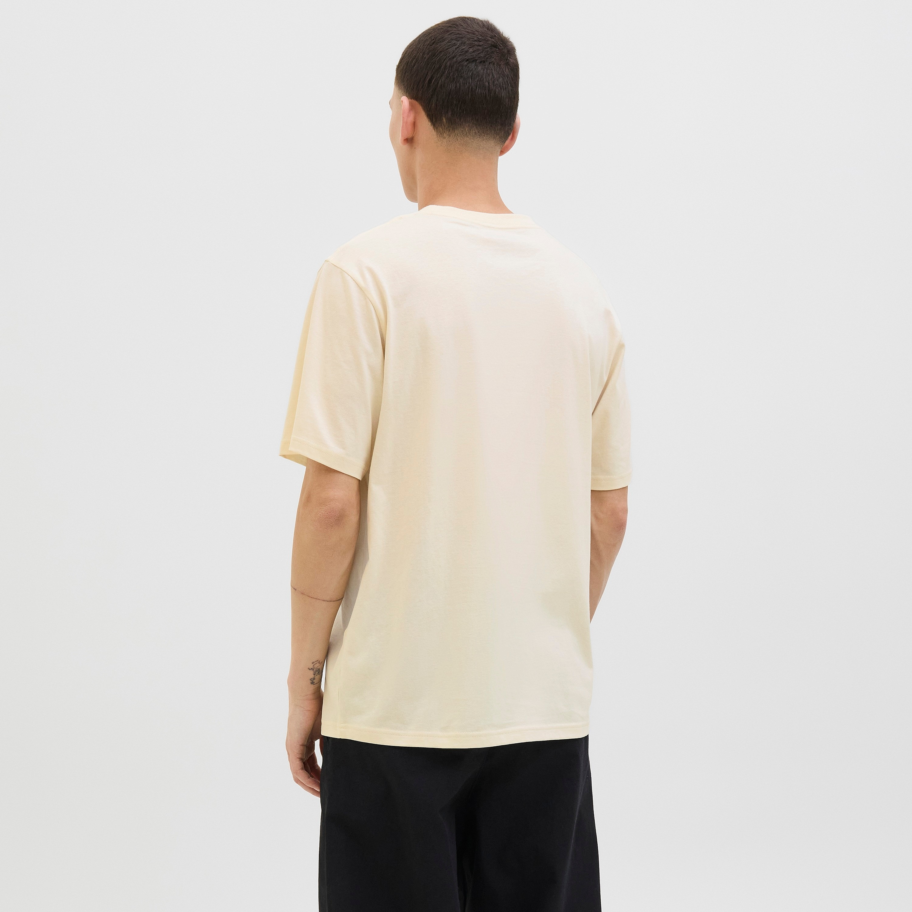 تيشيرت رجالي مطبوع برسومات بياقة دائرية وأكمام قصيرة من جاك ان جونز-men-clothing-tshirtsandpolos-tshirts-image-4