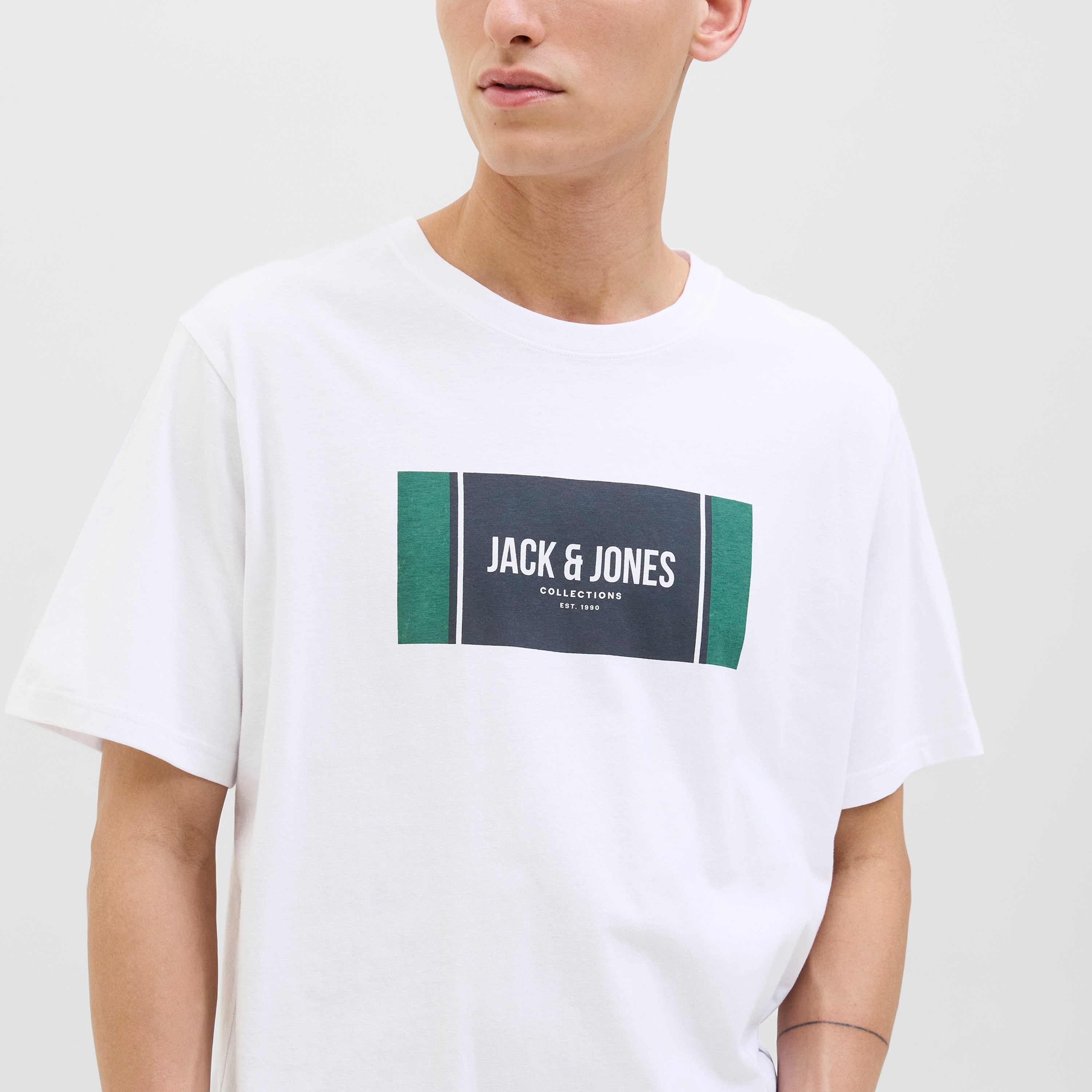 تيشيرت رجالي مطبوع برسومات بياقة دائرية وأكمام قصيرة من جاك ان جونز-men-clothing-tshirtsandpolos-tshirts-image-11