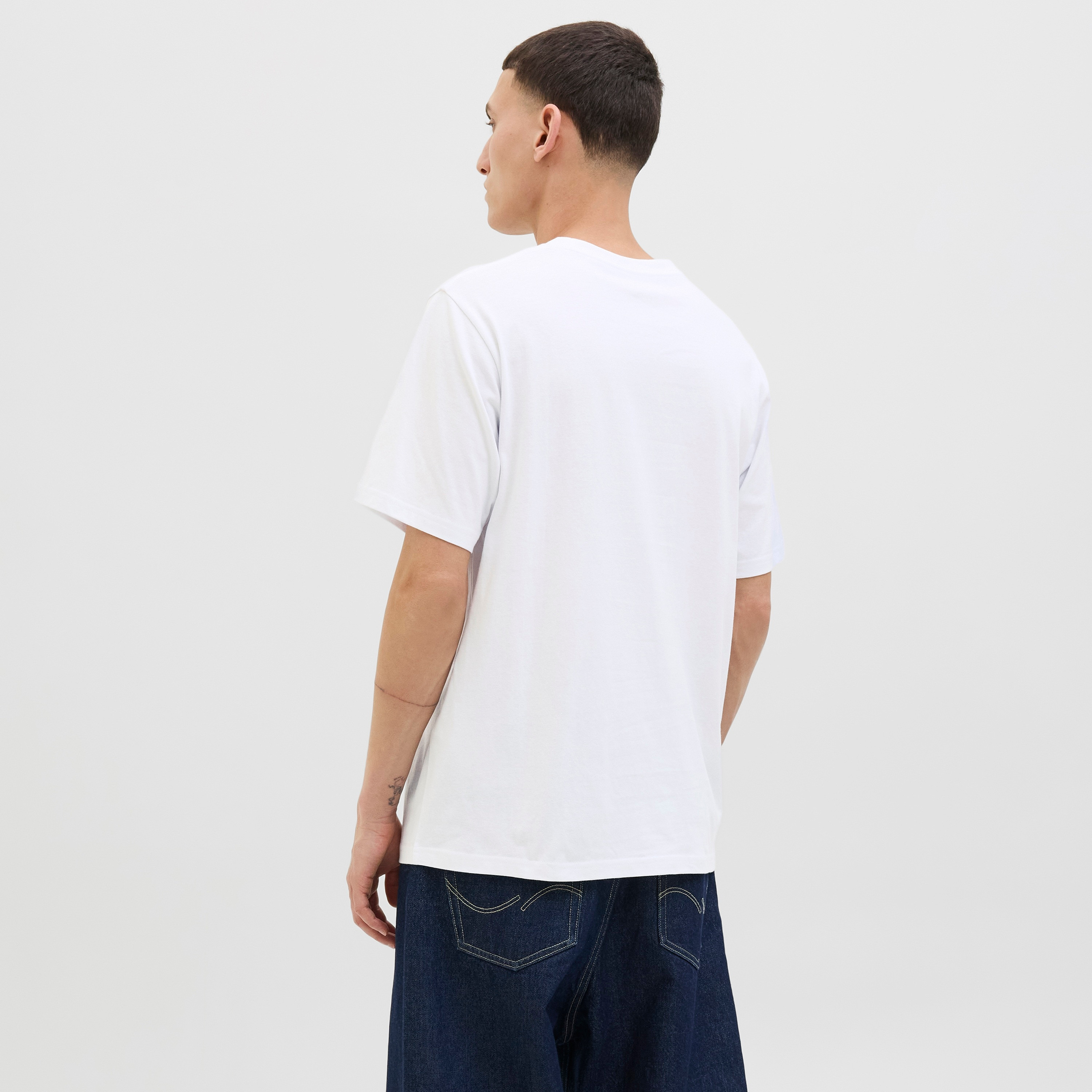 تيشيرت رجالي مطبوع برسومات بياقة دائرية وأكمام قصيرة من جاك ان جونز-men-clothing-tshirtsandpolos-tshirts-image-12