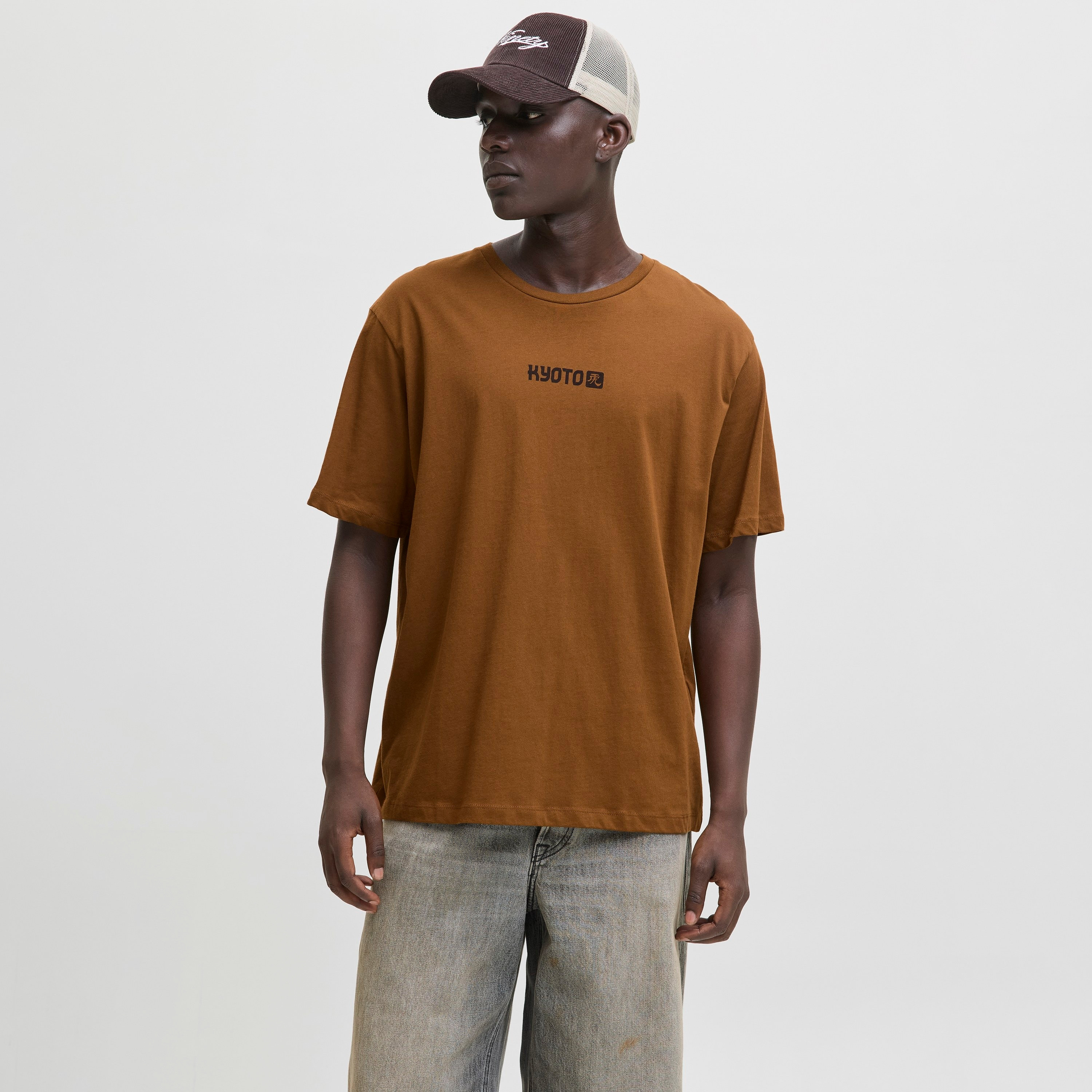 تيشيرت رجالي مطبوع برسومات بياقة دائرية وأكمام قصيرة من جاك ان جونز-men-clothing-tshirtsandpolos-tshirts-image-1